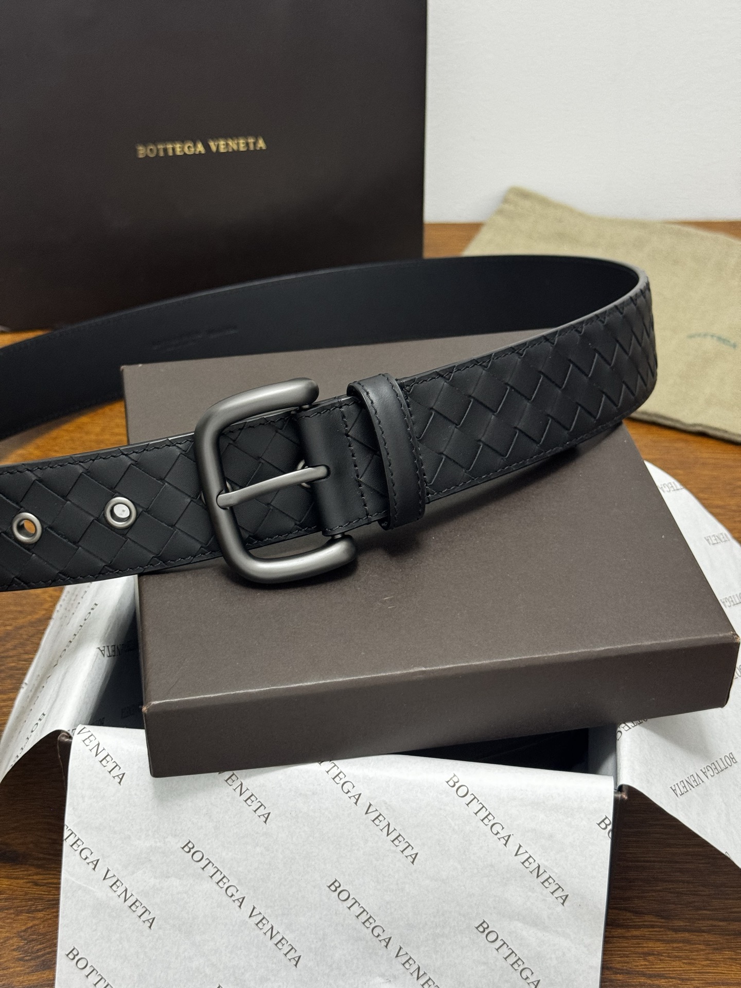 BOTTEGA VENETA 4.0cm 黑色 小牛皮皮革手工编织,手工编织新款牛皮经典之作。每个细节都体现出 BOTTEGA VENETA 4.0cm 黑色 小牛皮皮革手工编织,手工编织新款牛皮经典之作。每个细节都体现出