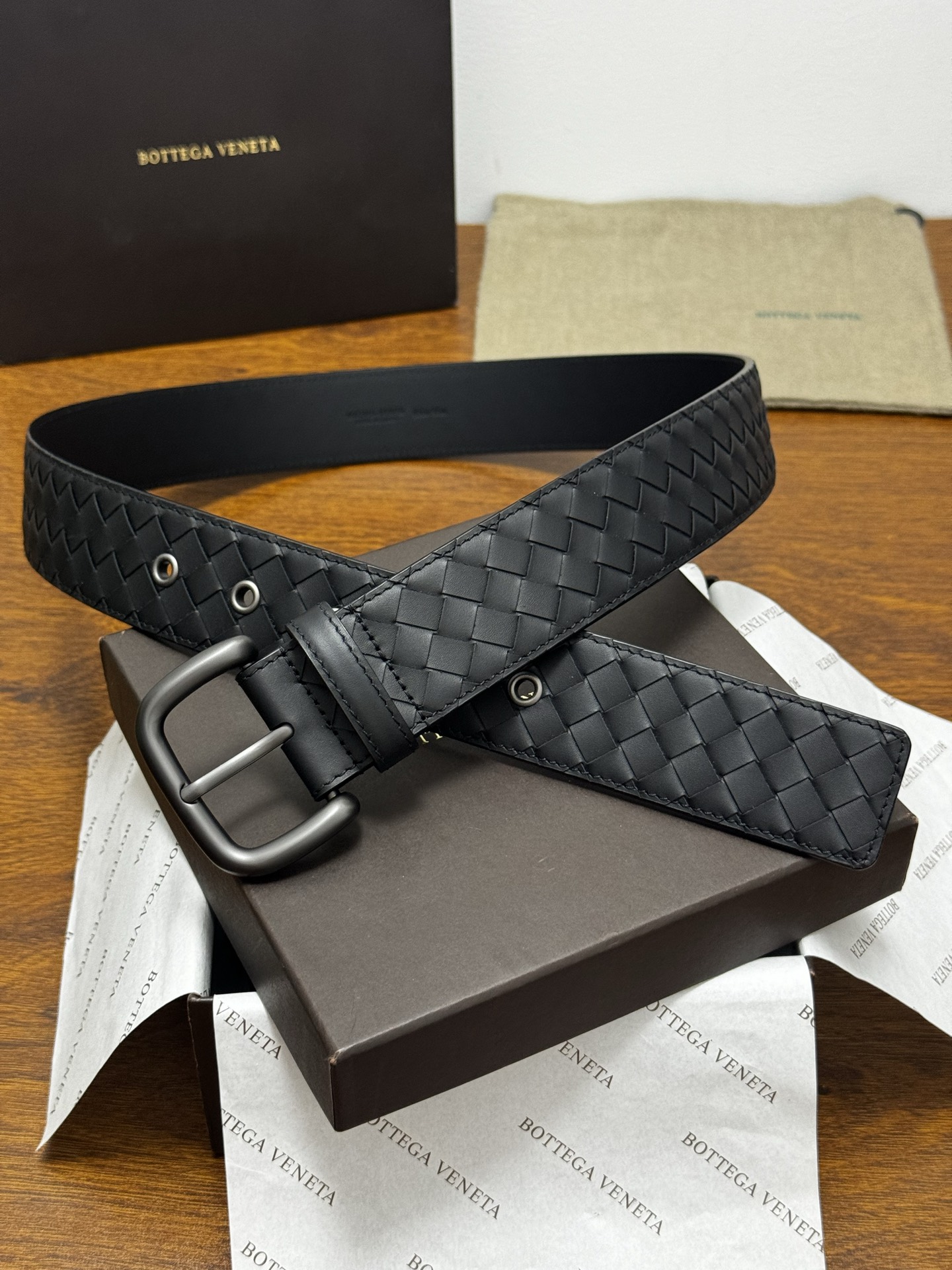 BOTTEGA VENETA 4.0cm 黑色 小牛皮皮革手工编织,手工编织新款牛皮经典之作。每个细节都体现出 BOTTEGA VENETA 4.0cm 黑色 小牛皮皮革手工编织,手工编织新款牛皮经典之作。每个细节都体现出