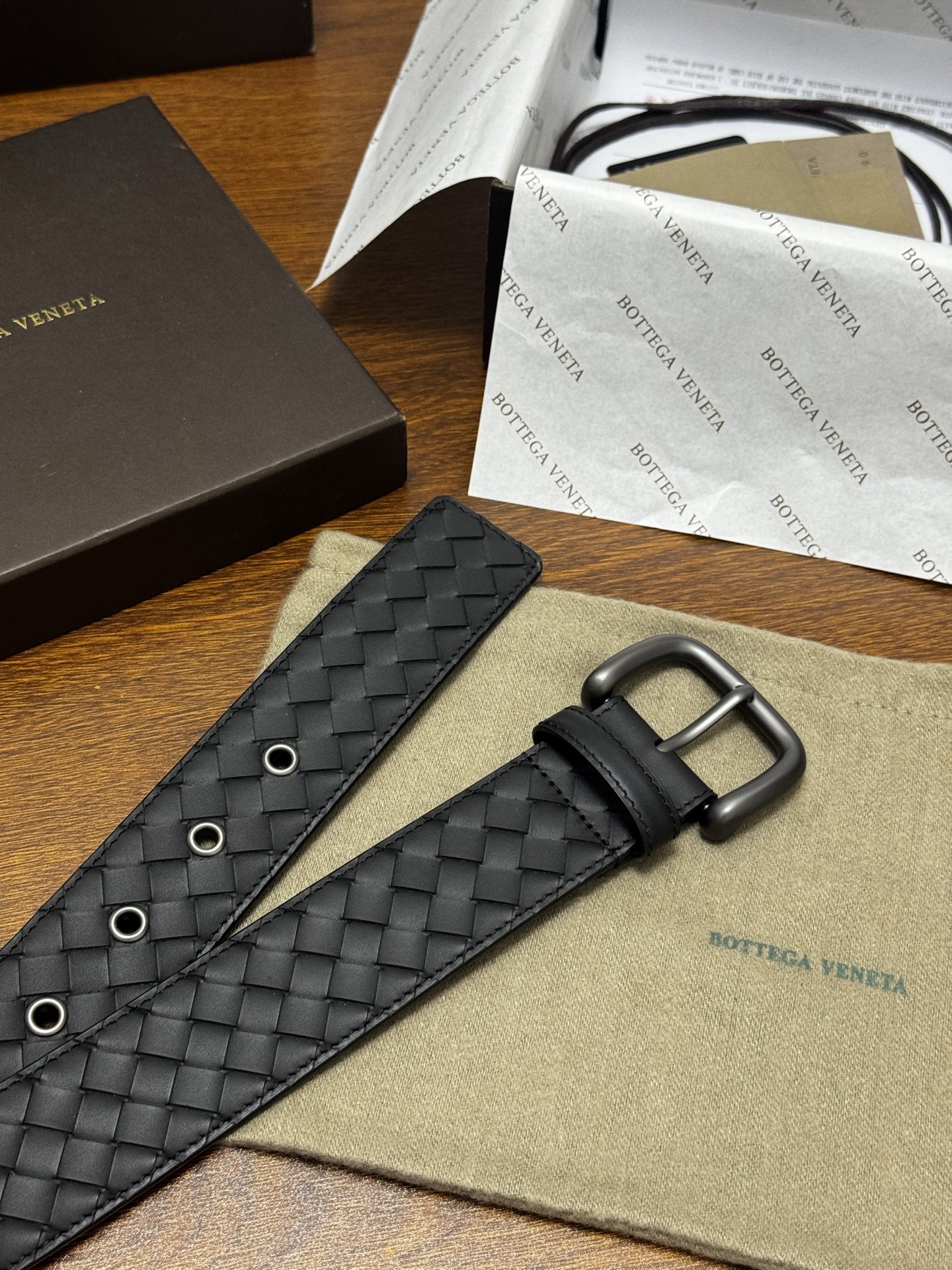 BOTTEGA VENETA 4.0cm 黑色 小牛皮皮革手工编织,手工编织新款牛皮经典之作。每个细节都体现出 BOTTEGA VENETA 4.0cm 黑色 小牛皮皮革手工编织,手工编织新款牛皮经典之作。每个细节都体现出