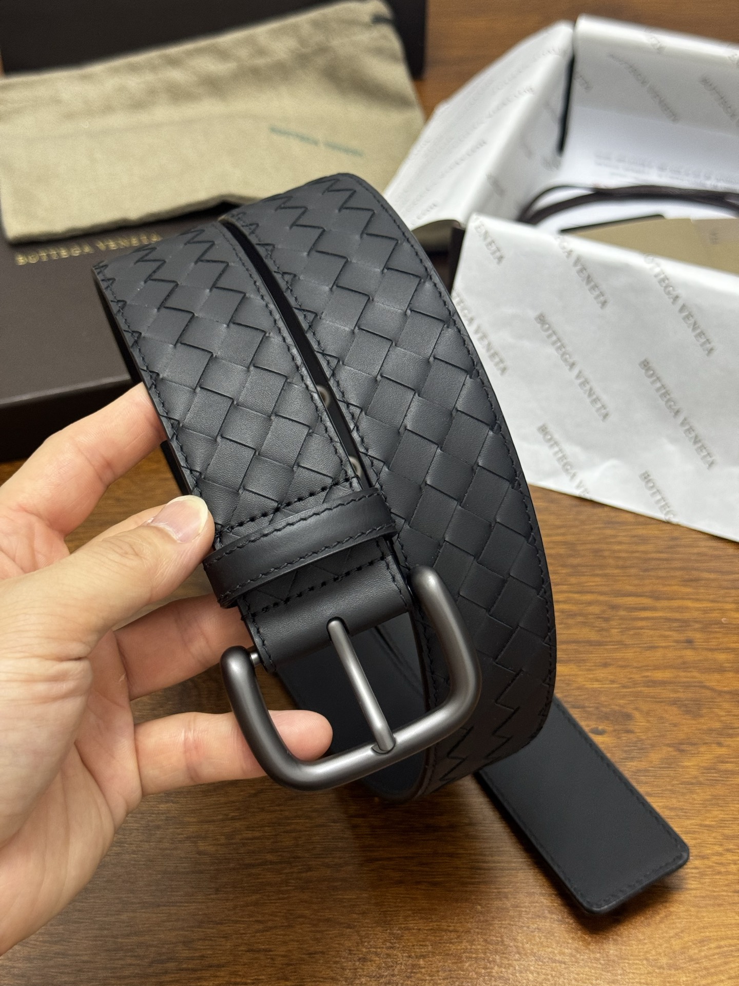 BOTTEGA VENETA 4.0cm 黑色 小牛皮皮革手工编织,手工编织新款牛皮经典之作。每个细节都体现出 BOTTEGA VENETA 4.0cm 黑色 小牛皮皮革手工编织,手工编织新款牛皮经典之作。每个细节都体现出