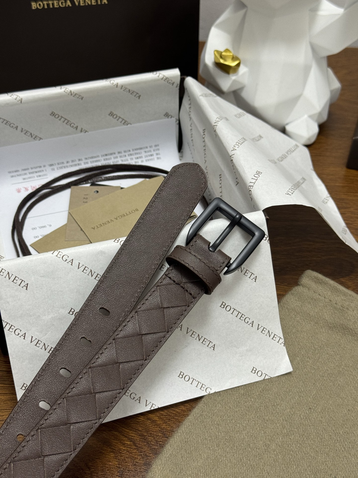 BOTTEGA VENETA 2.5cm 咖啡色 小牛皮皮革手工编织,手工编织新款牛皮经典之作。每个细节都体现 BOTTEGA VENETA 2.5cm 咖啡色 小牛皮皮革手工编织,手工编织新款牛皮经典之作。每个细节都体现