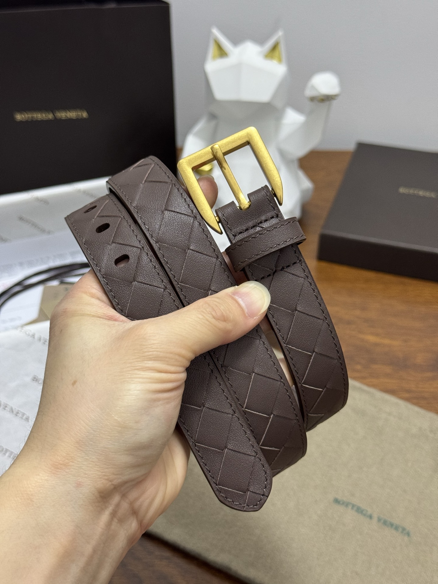 BOTTEGA VENETA 2.5cm 咖啡色 小牛皮皮革手工编织,手工编织新款牛皮经典之作。每个细节都体现 BOTTEGA VENETA 2.5cm 咖啡色 小牛皮皮革手工编织,手工编织新款牛皮经典之作。每个细节都体现
