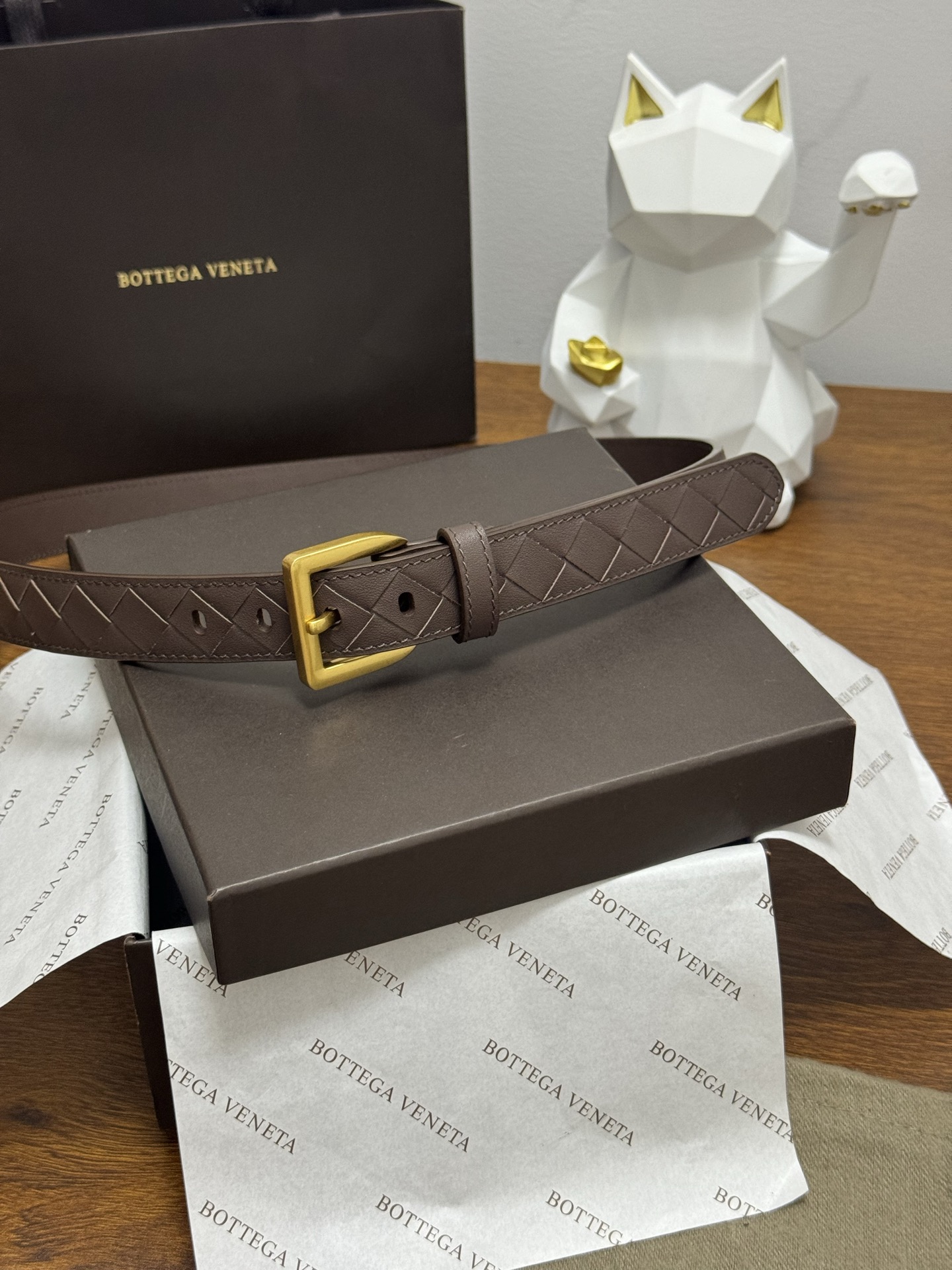 BOTTEGA VENETA 2.5cm 咖啡色 小牛皮皮革手工编织,手工编织新款牛皮经典之作。每个细节都体现 BOTTEGA VENETA 2.5cm 咖啡色 小牛皮皮革手工编织,手工编织新款牛皮经典之作。每个细节都体现