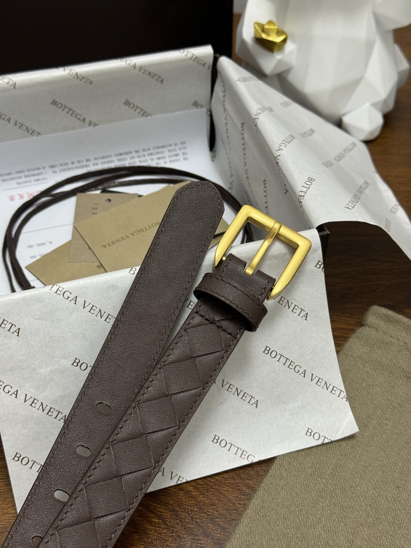 BOTTEGA VENETA 2.5cm 咖啡色 小牛皮皮革手工编织,手工编织新款牛皮经典之作。每个细节都体现 BOTTEGA VENETA 2.5cm 咖啡色 小牛皮皮革手工编织,手工编织新款牛皮经典之作。每个细节都体现