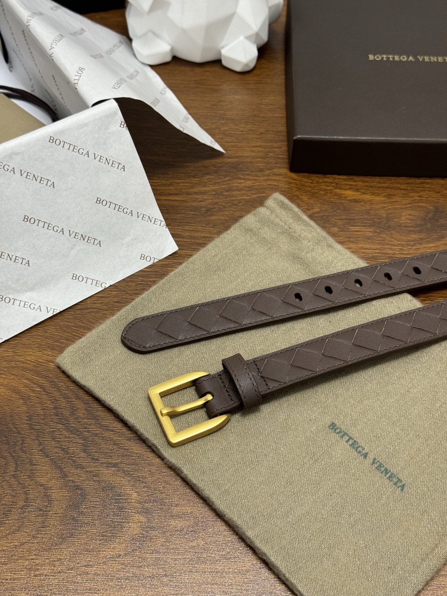 BOTTEGA VENETA 2.5cm 咖啡色 小牛皮皮革手工编织,手工编织新款牛皮经典之作。每个细节都体现 BOTTEGA VENETA 2.5cm 咖啡色 小牛皮皮革手工编织,手工编织新款牛皮经典之作。每个细节都体现