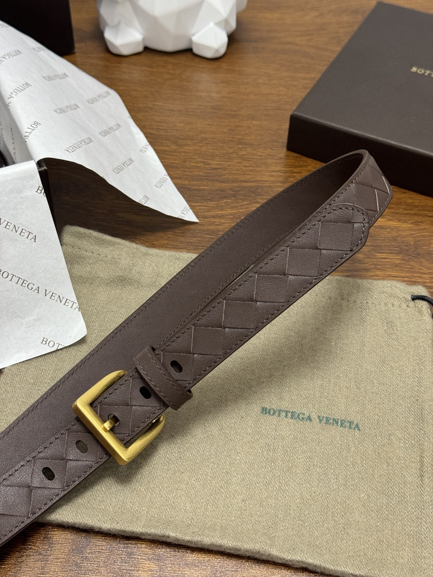 BOTTEGA VENETA 2.5cm 咖啡色 小牛皮皮革手工编织,手工编织新款牛皮经典之作。每个细节都体现 BOTTEGA VENETA 2.5cm 咖啡色 小牛皮皮革手工编织,手工编织新款牛皮经典之作。每个细节都体现