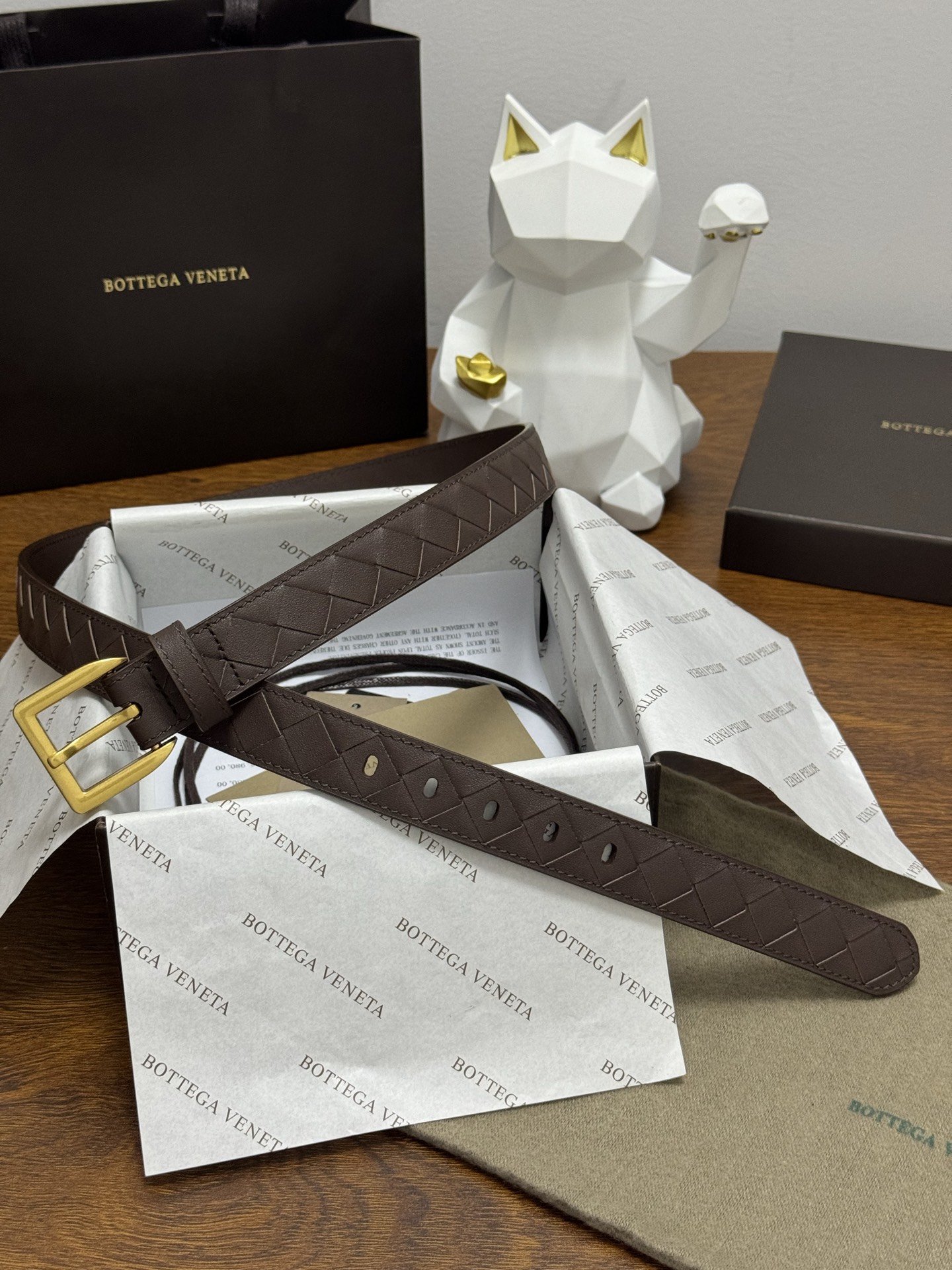 BOTTEGA VENETA 2.5cm 咖啡色 小牛皮皮革手工编织,手工编织新款牛皮经典之作。每个细节都体现 BOTTEGA VENETA 2.5cm 咖啡色 小牛皮皮革手工编织,手工编织新款牛皮经典之作。每个细节都体现