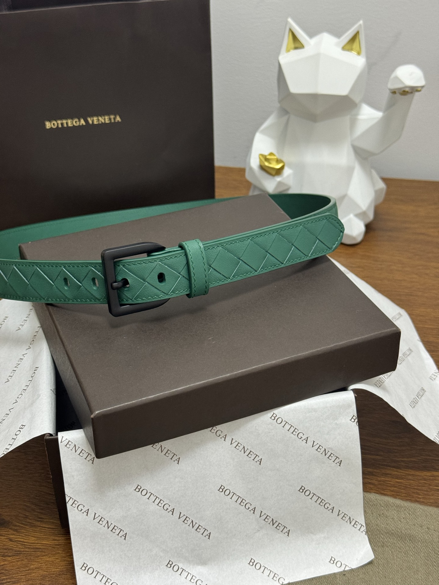 BOTTEGA VENETA   2.5cm    祖母绿 小牛皮皮革手工编织，手工编织新款牛皮经典之作。每个细节都体现