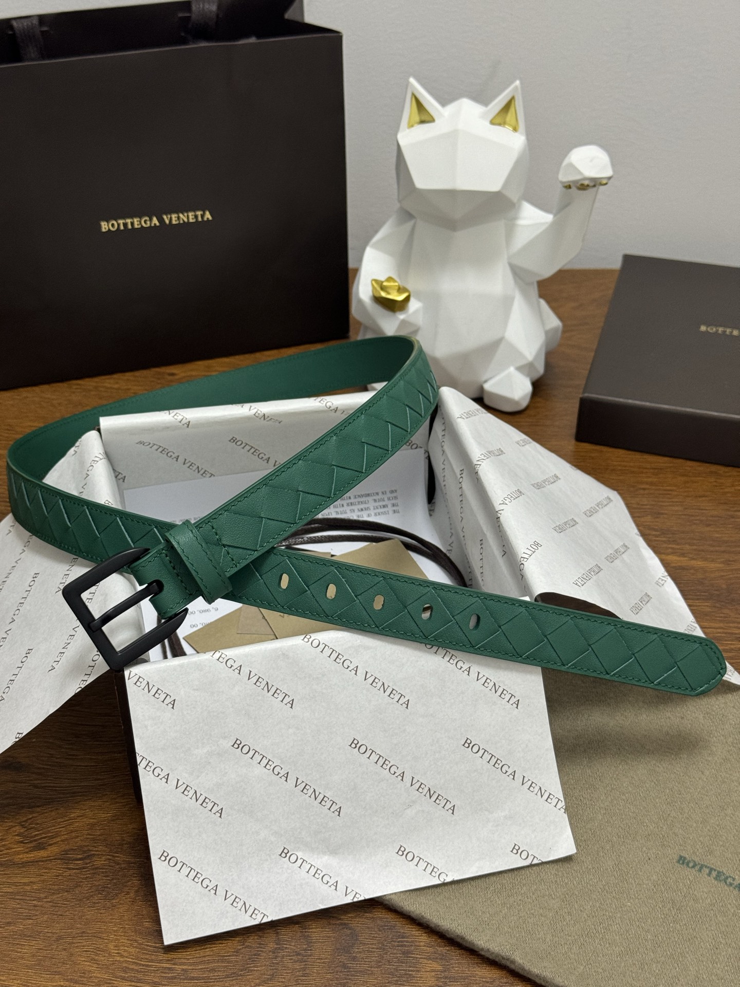 BOTTEGA VENETA   2.5cm    祖母绿 小牛皮皮革手工编织，手工编织新款牛皮经典之作。每个细节都体现