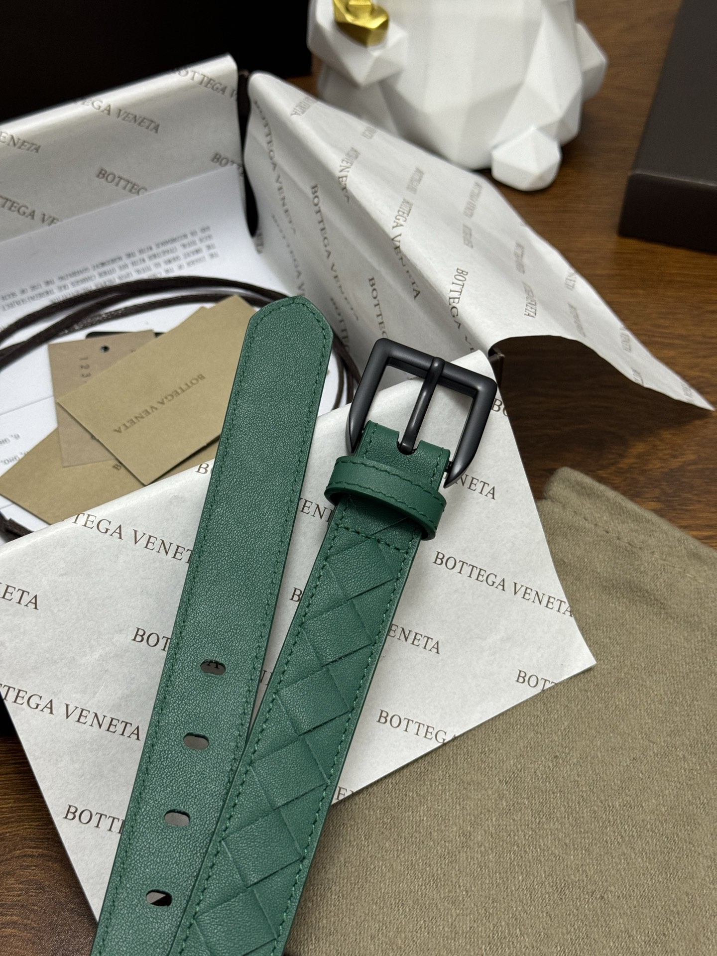 BOTTEGA VENETA   2.5cm    祖母绿 小牛皮皮革手工编织，手工编织新款牛皮经典之作。每个细节都体现