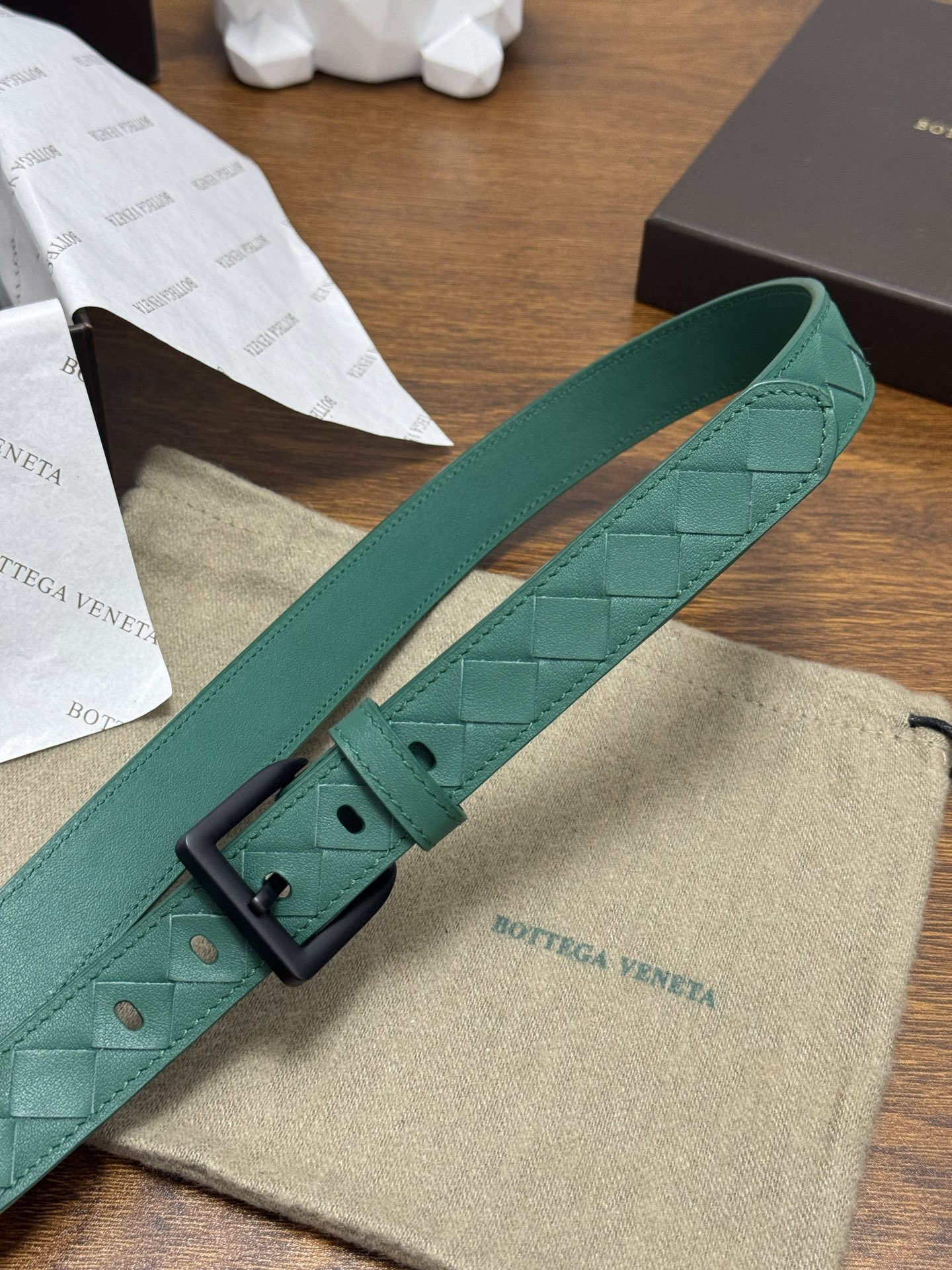 BOTTEGA VENETA   2.5cm    祖母绿 小牛皮皮革手工编织，手工编织新款牛皮经典之作。每个细节都体现
