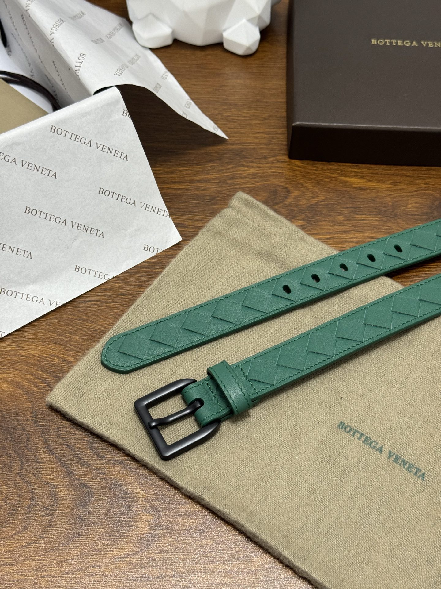 BOTTEGA VENETA   2.5cm    祖母绿 小牛皮皮革手工编织，手工编织新款牛皮经典之作。每个细节都体现