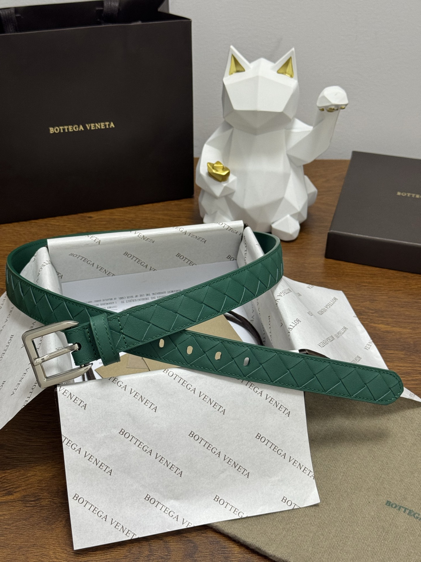 BOTTEGA VENETA 2.5cm 祖母绿 小牛皮皮革手工编织,手工编织新款牛皮经典之作。每个细节都体现 BOTTEGA VENETA 2.5cm 祖母绿 小牛皮皮革手工编织,手工编织新款牛皮经典之作。每个细节都体现