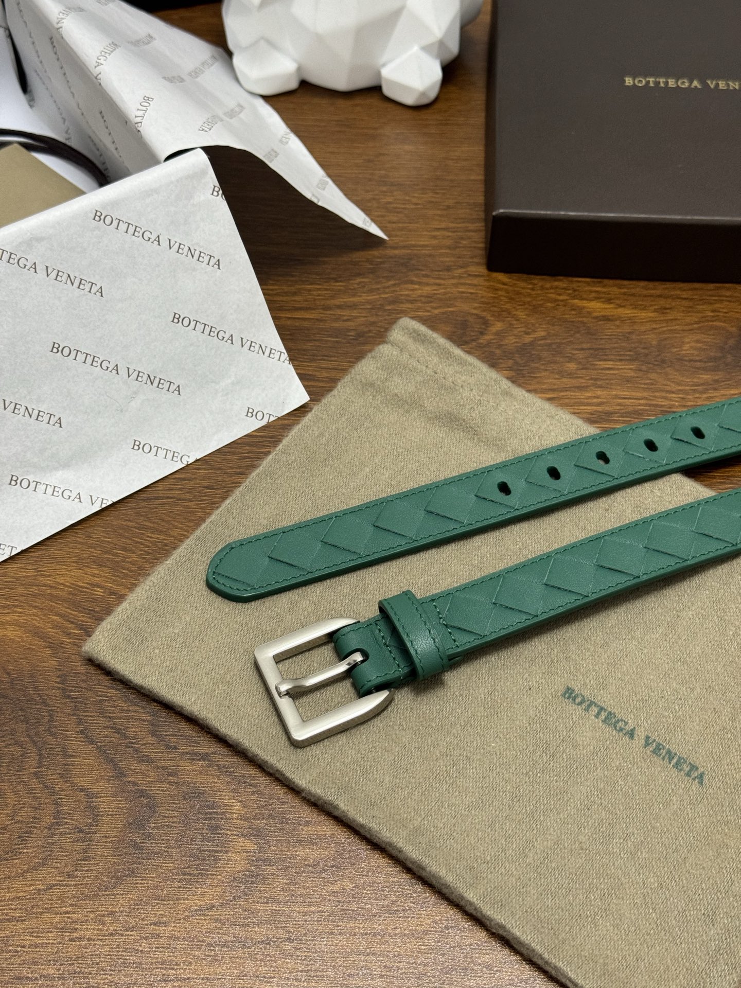 BOTTEGA VENETA 2.5cm 祖母绿 小牛皮皮革手工编织,手工编织新款牛皮经典之作。每个细节都体现 BOTTEGA VENETA 2.5cm 祖母绿 小牛皮皮革手工编织,手工编织新款牛皮经典之作。每个细节都体现