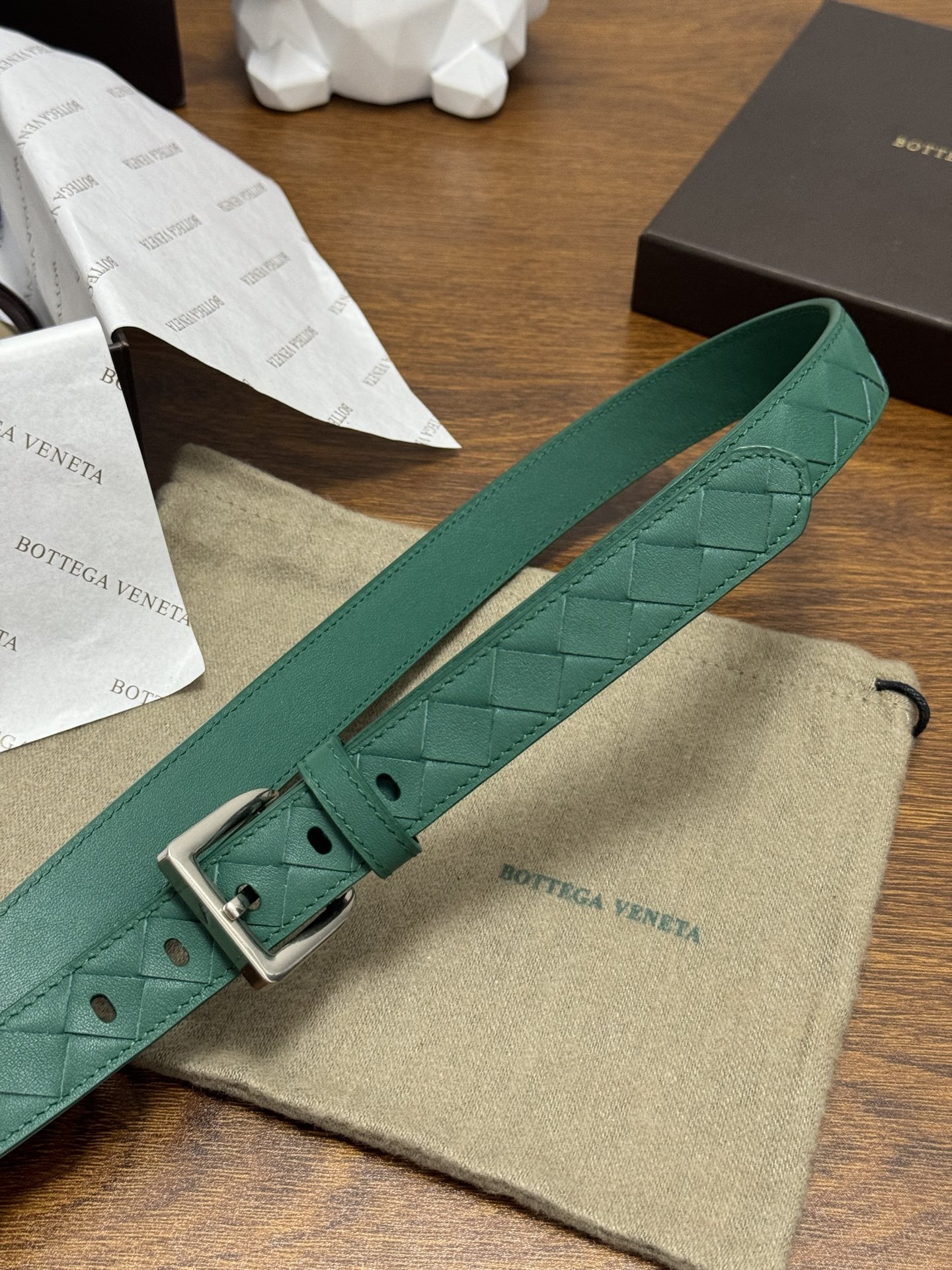 BOTTEGA VENETA 2.5cm 祖母绿 小牛皮皮革手工编织,手工编织新款牛皮经典之作。每个细节都体现 BOTTEGA VENETA 2.5cm 祖母绿 小牛皮皮革手工编织,手工编织新款牛皮经典之作。每个细节都体现