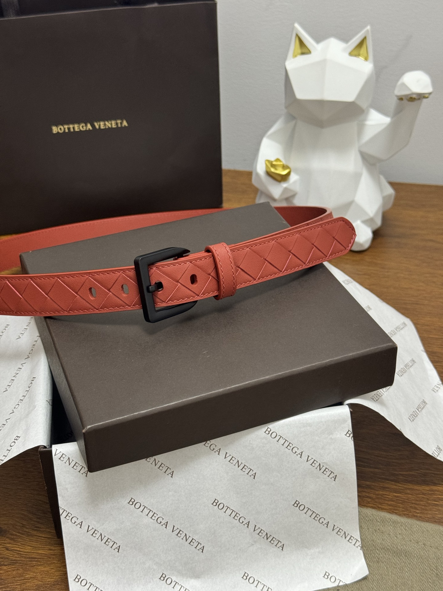 BOTTEGA VENETA   2.5cm    砖红色 小牛皮皮革手工编织，手工编织新款牛皮经典之作。每个细节都体现