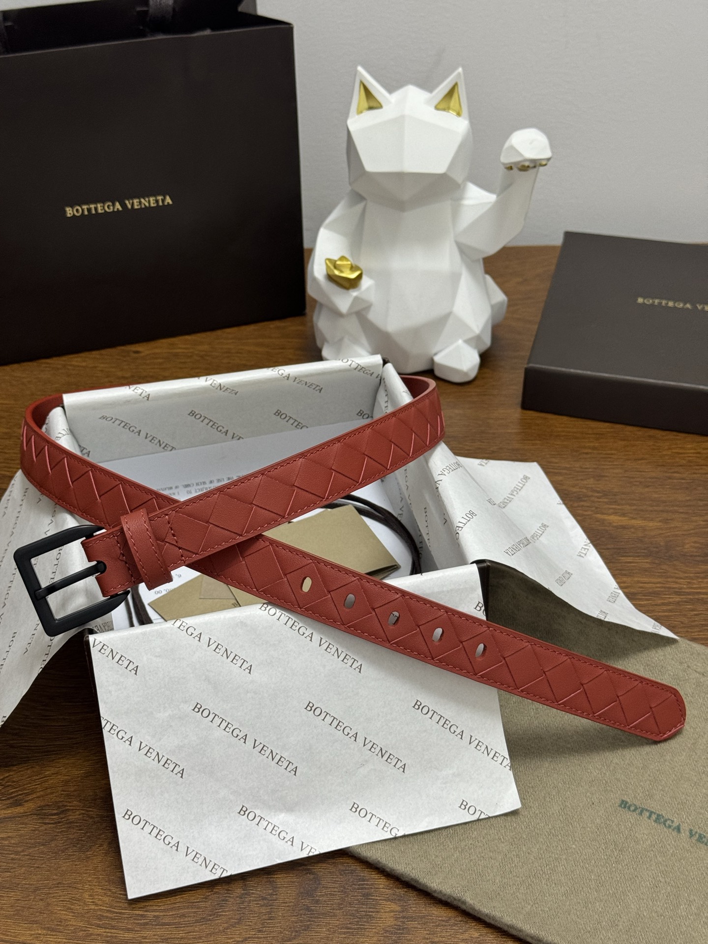 BOTTEGA VENETA   2.5cm    砖红色 小牛皮皮革手工编织，手工编织新款牛皮经典之作。每个细节都体现