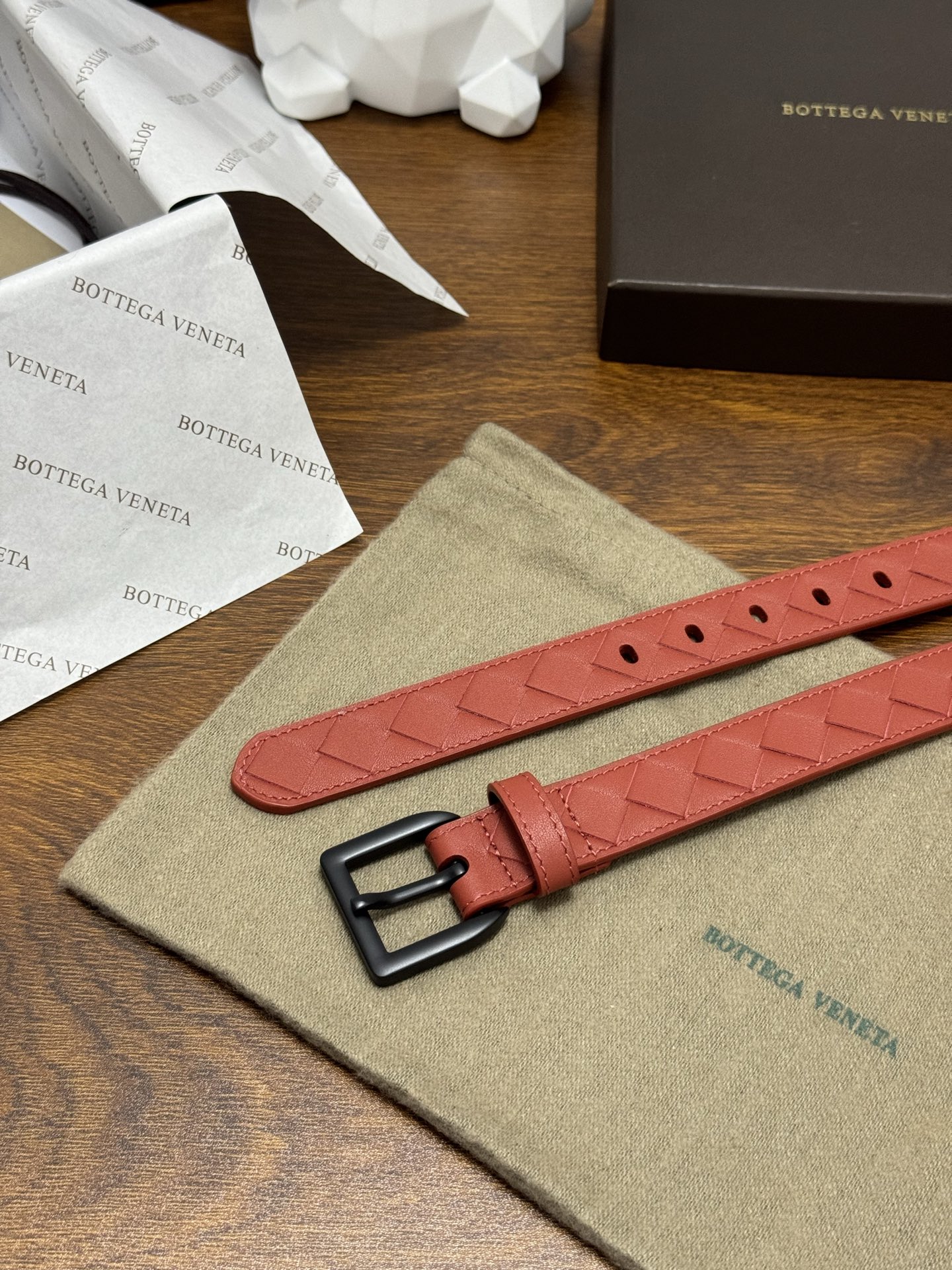 BOTTEGA VENETA   2.5cm    砖红色 小牛皮皮革手工编织，手工编织新款牛皮经典之作。每个细节都体现