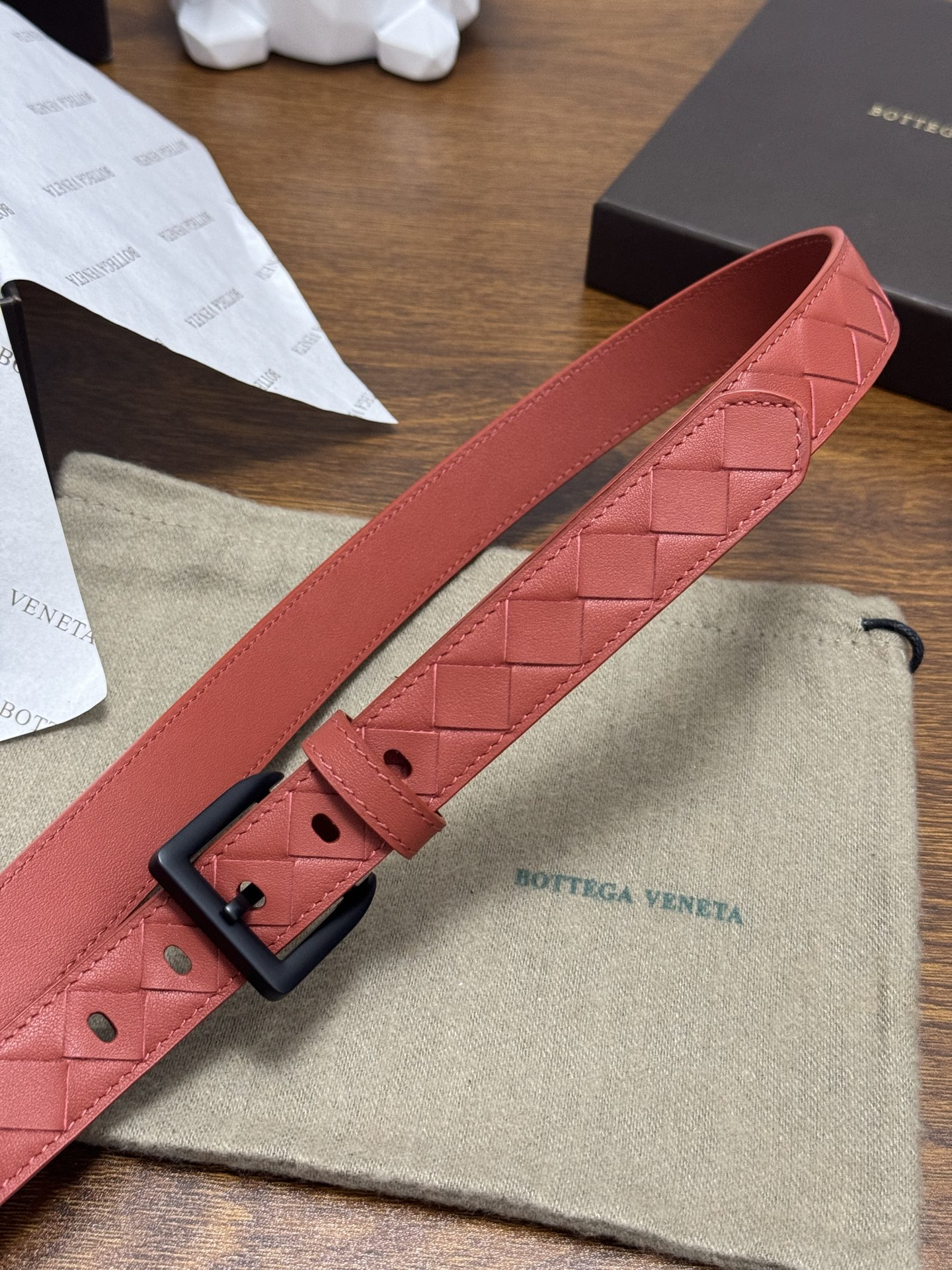 BOTTEGA VENETA   2.5cm    砖红色 小牛皮皮革手工编织，手工编织新款牛皮经典之作。每个细节都体现