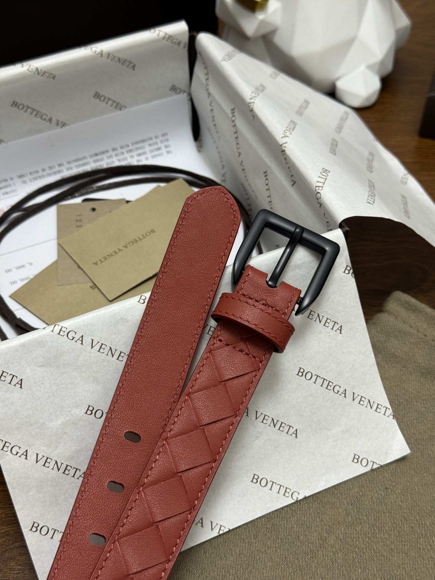 BOTTEGA VENETA   2.5cm    砖红色 小牛皮皮革手工编织，手工编织新款牛皮经典之作。每个细节都体现