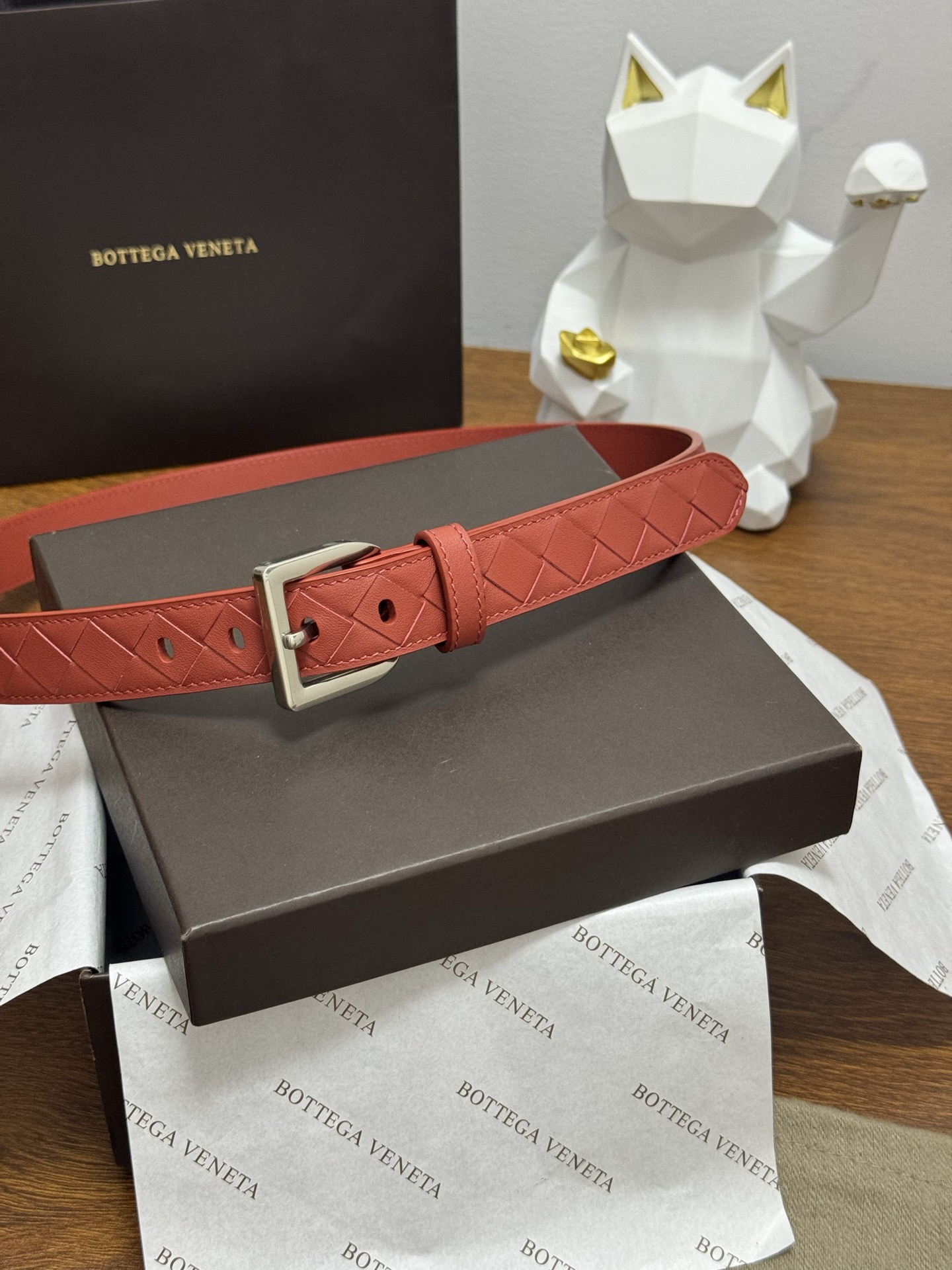 BOTTEGA VENETA 2.5cm 砖红色 小牛皮皮革手工编织,手工编织新款牛皮经典之作。每个细节都体现 BOTTEGA VENETA 2.5cm 砖红色 小牛皮皮革手工编织,手工编织新款牛皮经典之作。每个细节都体现
