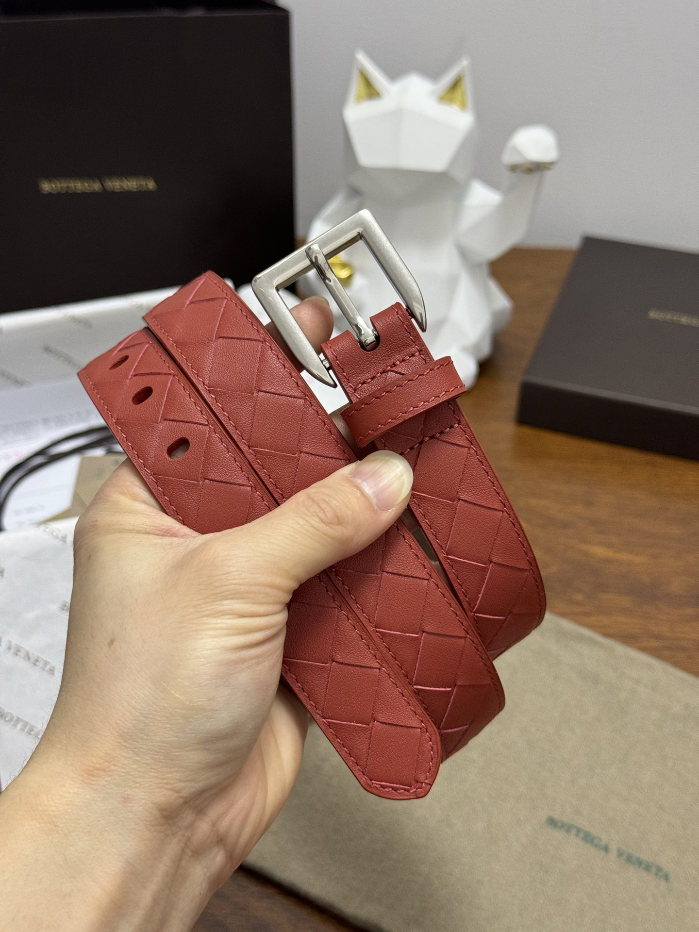 BOTTEGA VENETA 2.5cm 砖红色 小牛皮皮革手工编织,手工编织新款牛皮经典之作。每个细节都体现 BOTTEGA VENETA 2.5cm 砖红色 小牛皮皮革手工编织,手工编织新款牛皮经典之作。每个细节都体现