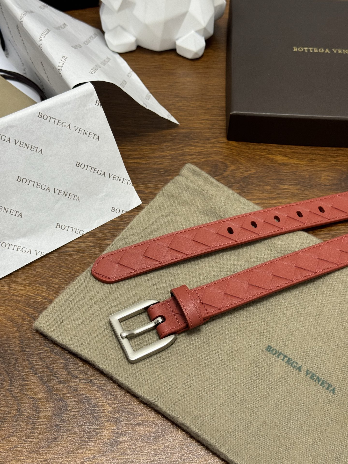 BOTTEGA VENETA 2.5cm 砖红色 小牛皮皮革手工编织,手工编织新款牛皮经典之作。每个细节都体现 BOTTEGA VENETA 2.5cm 砖红色 小牛皮皮革手工编织,手工编织新款牛皮经典之作。每个细节都体现