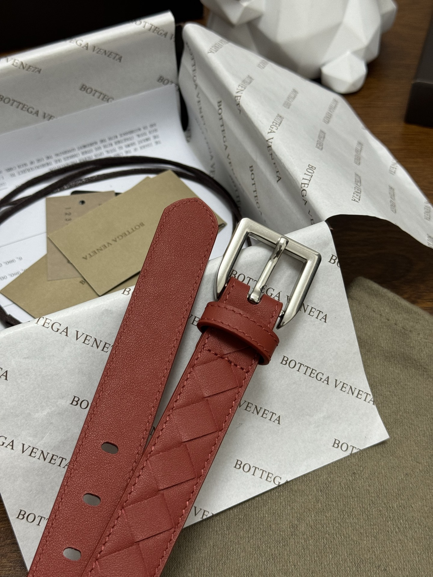 BOTTEGA VENETA 2.5cm 砖红色 小牛皮皮革手工编织,手工编织新款牛皮经典之作。每个细节都体现 BOTTEGA VENETA 2.5cm 砖红色 小牛皮皮革手工编织,手工编织新款牛皮经典之作。每个细节都体现