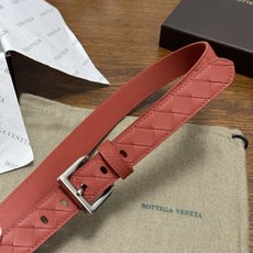 BOTTEGA VENETA 2.5cm 砖红色 小牛皮皮革手工编织,手工编织新款牛皮经典之作。每个细节都体现 BOTTEGA VENETA 2.5cm 砖红色 小牛皮皮革手工编织,手工编织新款牛皮经典之作。每个细节都体现