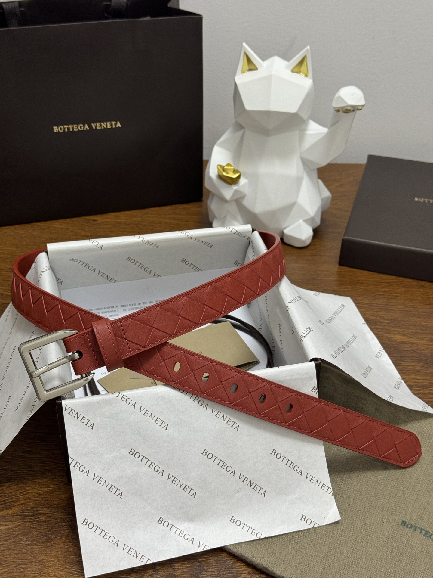 BOTTEGA VENETA 2.5cm 砖红色 小牛皮皮革手工编织,手工编织新款牛皮经典之作。每个细节都体现 BOTTEGA VENETA 2.5cm 砖红色 小牛皮皮革手工编织,手工编织新款牛皮经典之作。每个细节都体现