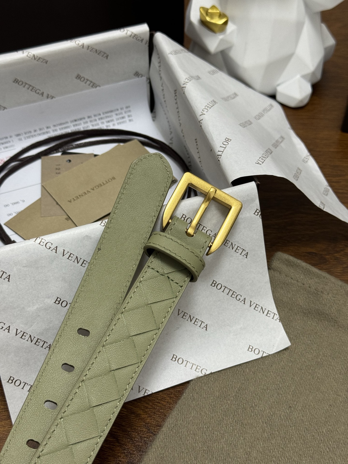 BOTTEGA VENETA   2.5cm    青柠绿 小牛皮皮革手工编织，手工编织新款牛皮经典之作。每个细节都体现