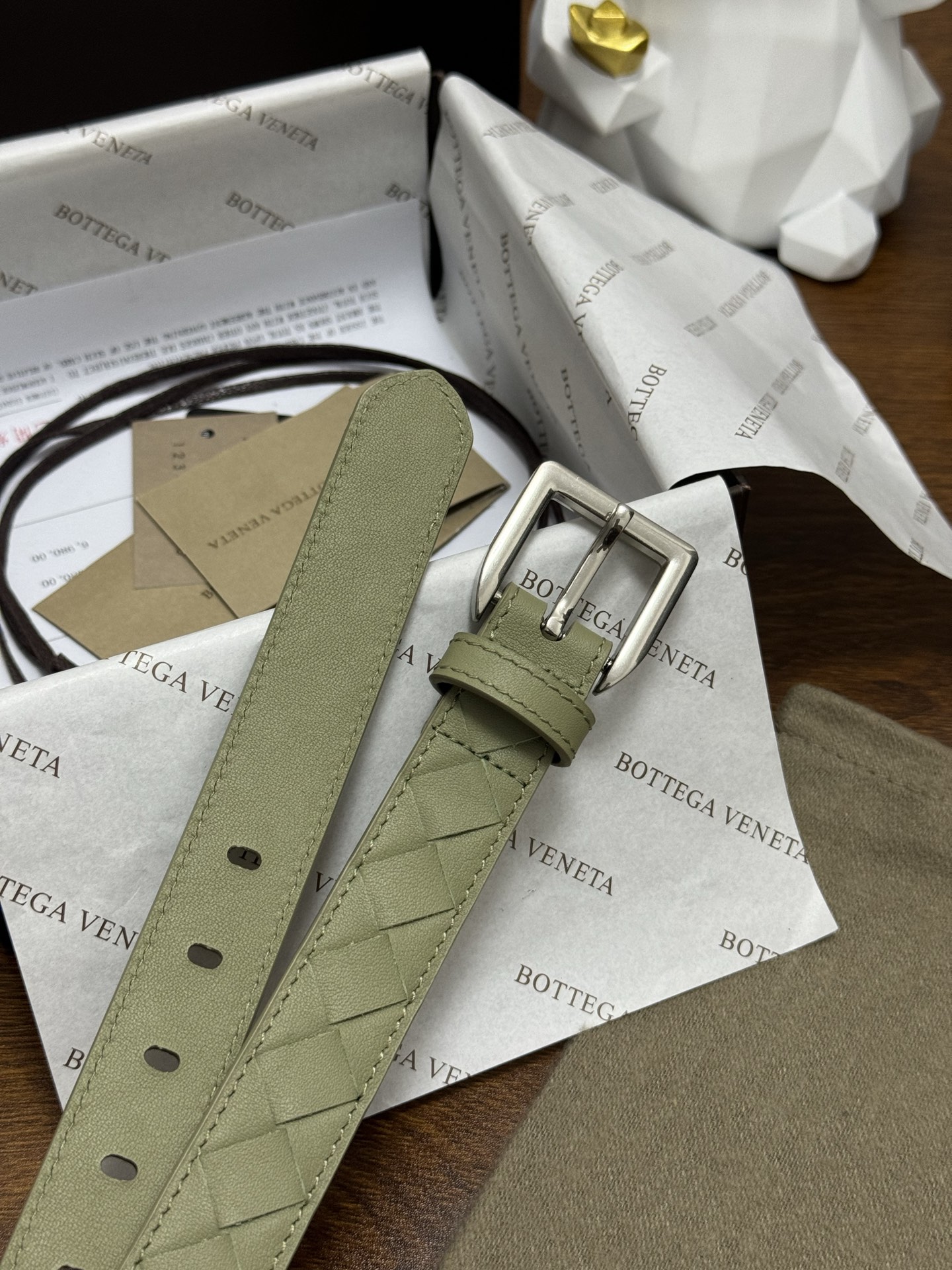 BOTTEGA VENETA 2.5cm 青柠绿 小牛皮皮革手工编织,手工编织新款牛皮经典之作。每个细节都体现 BOTTEGA VENETA 2.5cm 青柠绿 小牛皮皮革手工编织,手工编织新款牛皮经典之作。每个细节都体现