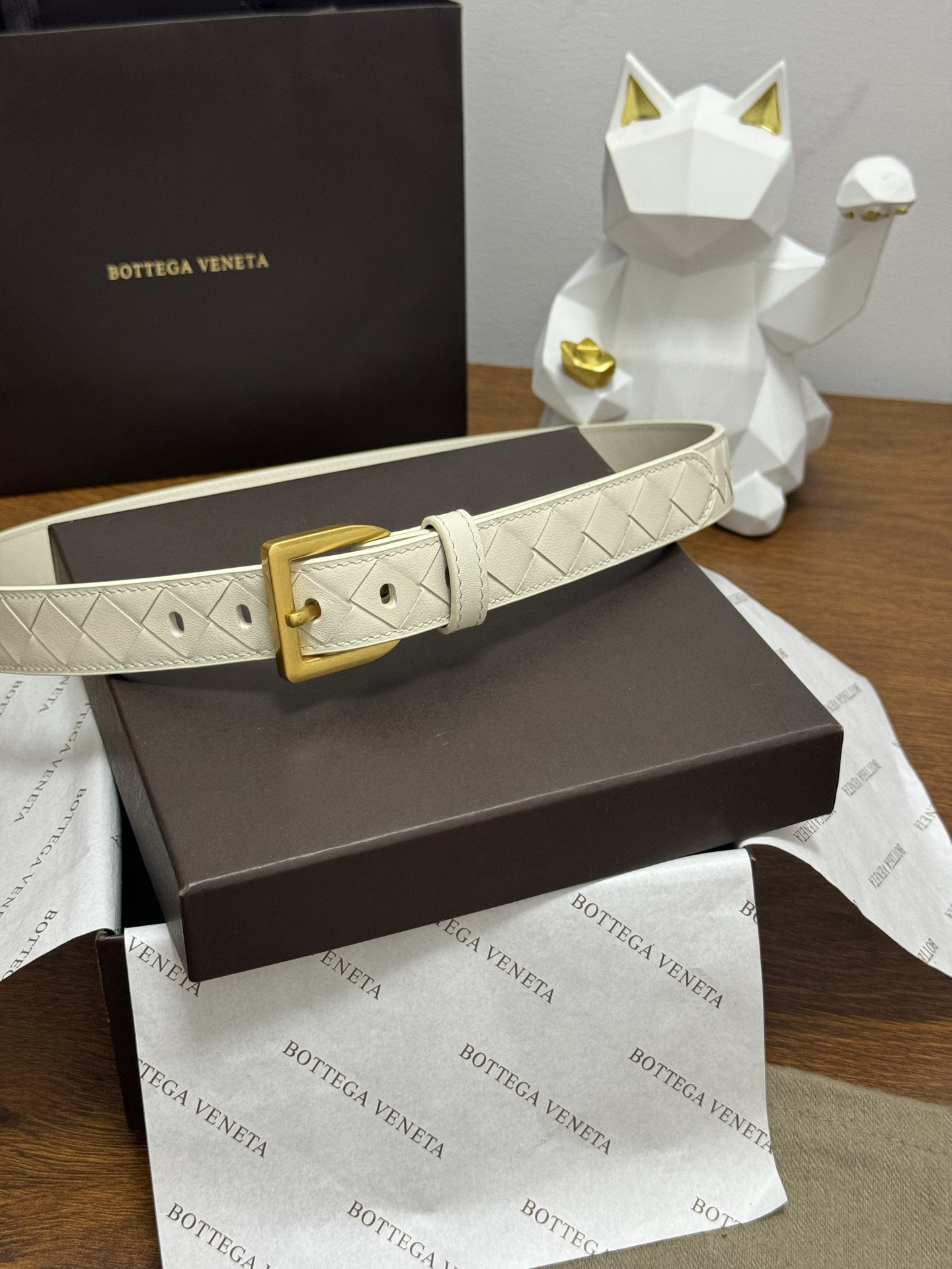 BOTTEGA VENETA 2.5cm 奶白色 小牛皮皮革手工编织,手工编织新款牛皮经典之作。每个细节都体现 BOTTEGA VENETA 2.5cm 奶白色 小牛皮皮革手工编织,手工编织新款牛皮经典之作。每个细节都体现