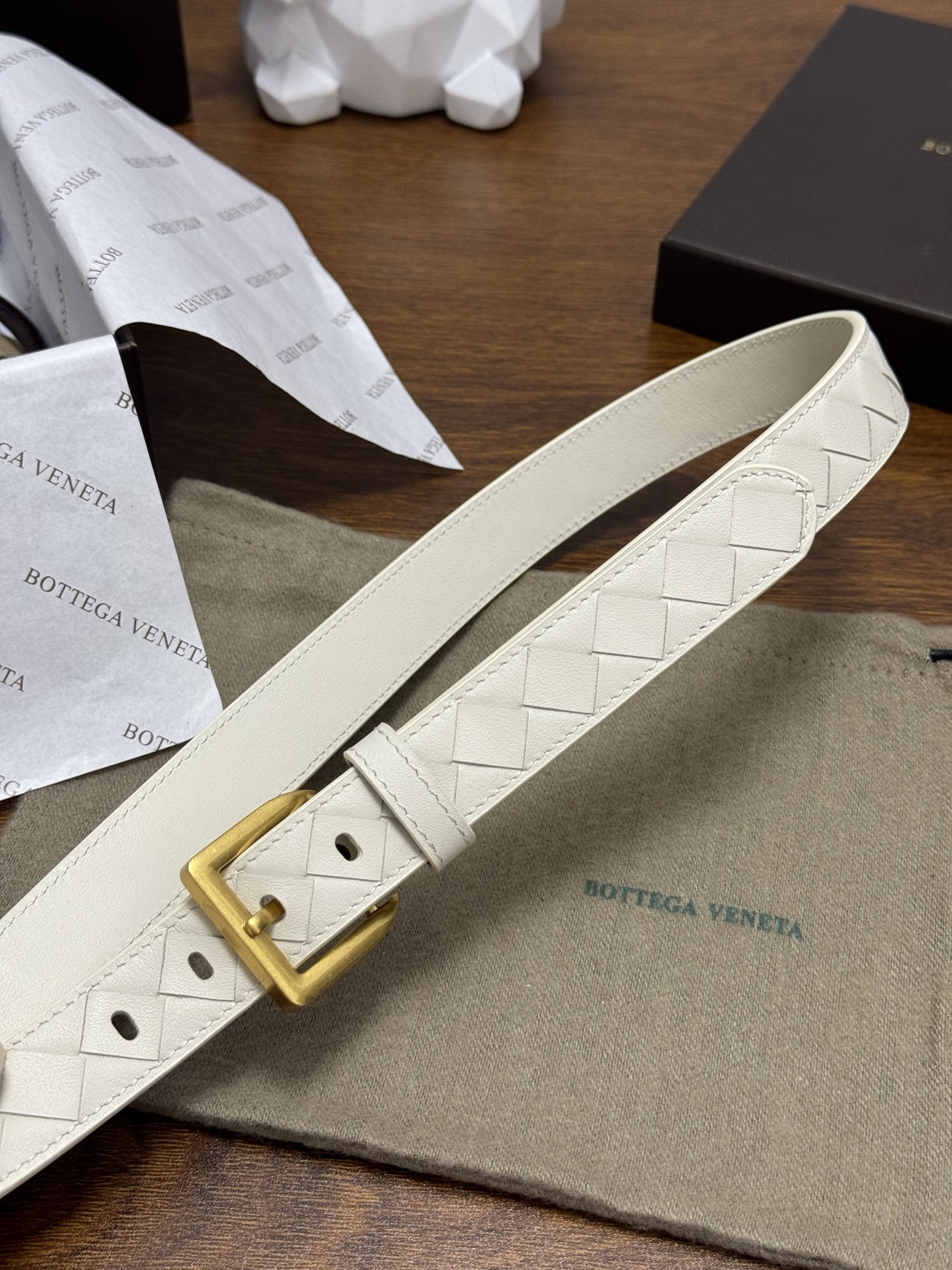 BOTTEGA VENETA 2.5cm 奶白色 小牛皮皮革手工编织,手工编织新款牛皮经典之作。每个细节都体现 BOTTEGA VENETA 2.5cm 奶白色 小牛皮皮革手工编织,手工编织新款牛皮经典之作。每个细节都体现