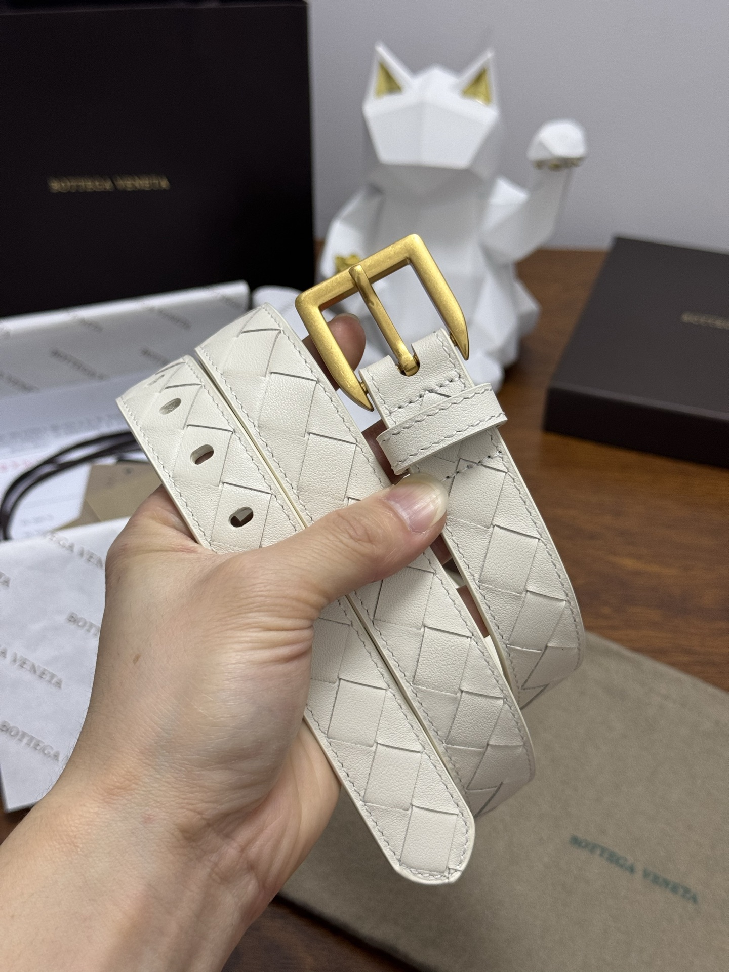 BOTTEGA VENETA 2.5cm 奶白色 小牛皮皮革手工编织,手工编织新款牛皮经典之作。每个细节都体现 BOTTEGA VENETA 2.5cm 奶白色 小牛皮皮革手工编织,手工编织新款牛皮经典之作。每个细节都体现