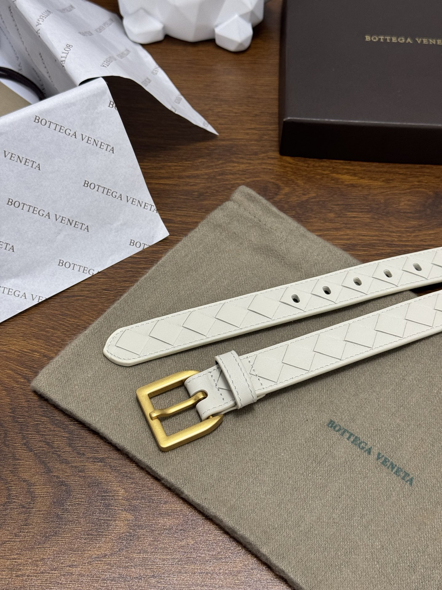 BOTTEGA VENETA 2.5cm 奶白色 小牛皮皮革手工编织,手工编织新款牛皮经典之作。每个细节都体现 BOTTEGA VENETA 2.5cm 奶白色 小牛皮皮革手工编织,手工编织新款牛皮经典之作。每个细节都体现
