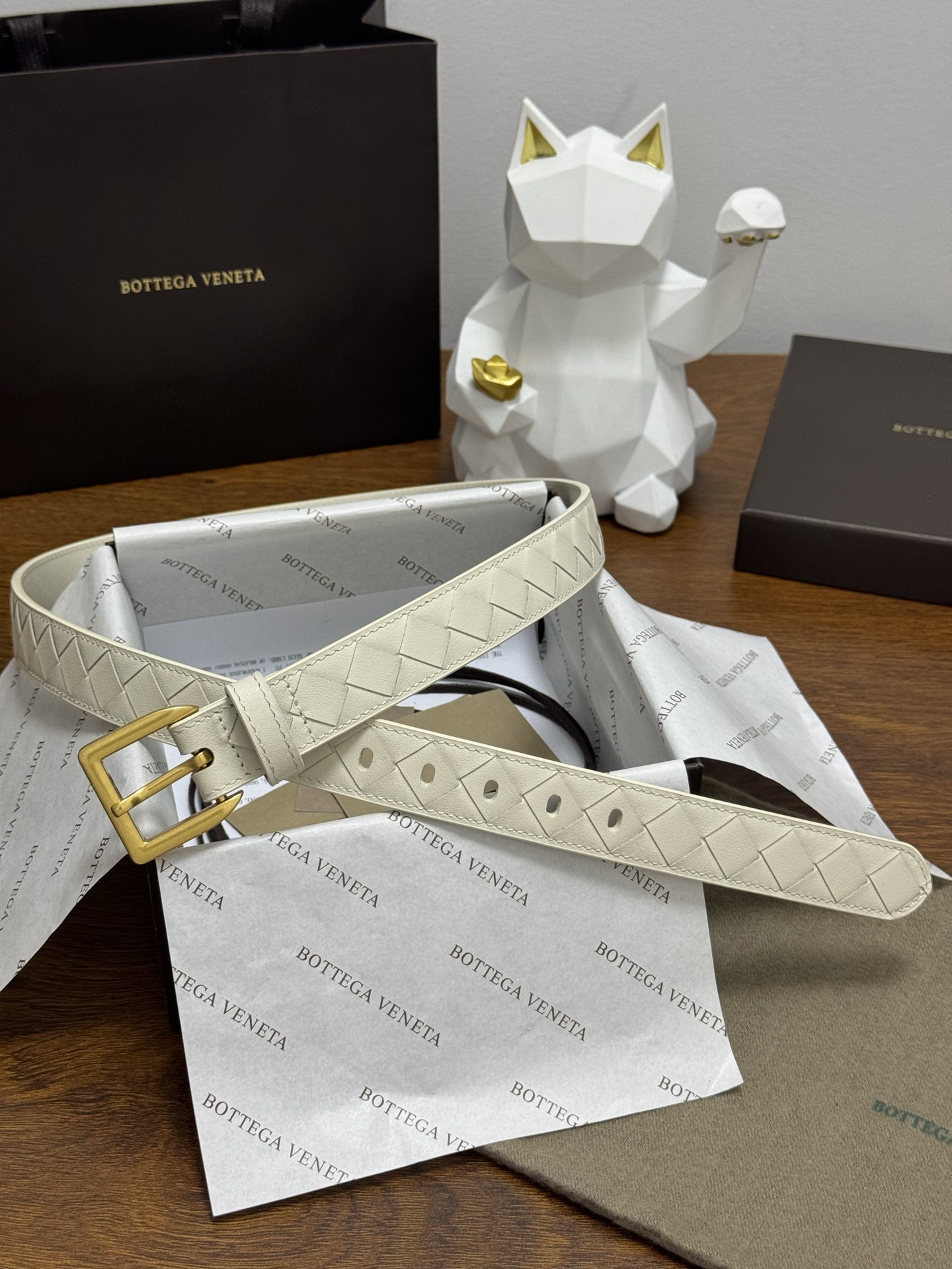 BOTTEGA VENETA 2.5cm 奶白色 小牛皮皮革手工编织,手工编织新款牛皮经典之作。每个细节都体现 BOTTEGA VENETA 2.5cm 奶白色 小牛皮皮革手工编织,手工编织新款牛皮经典之作。每个细节都体现