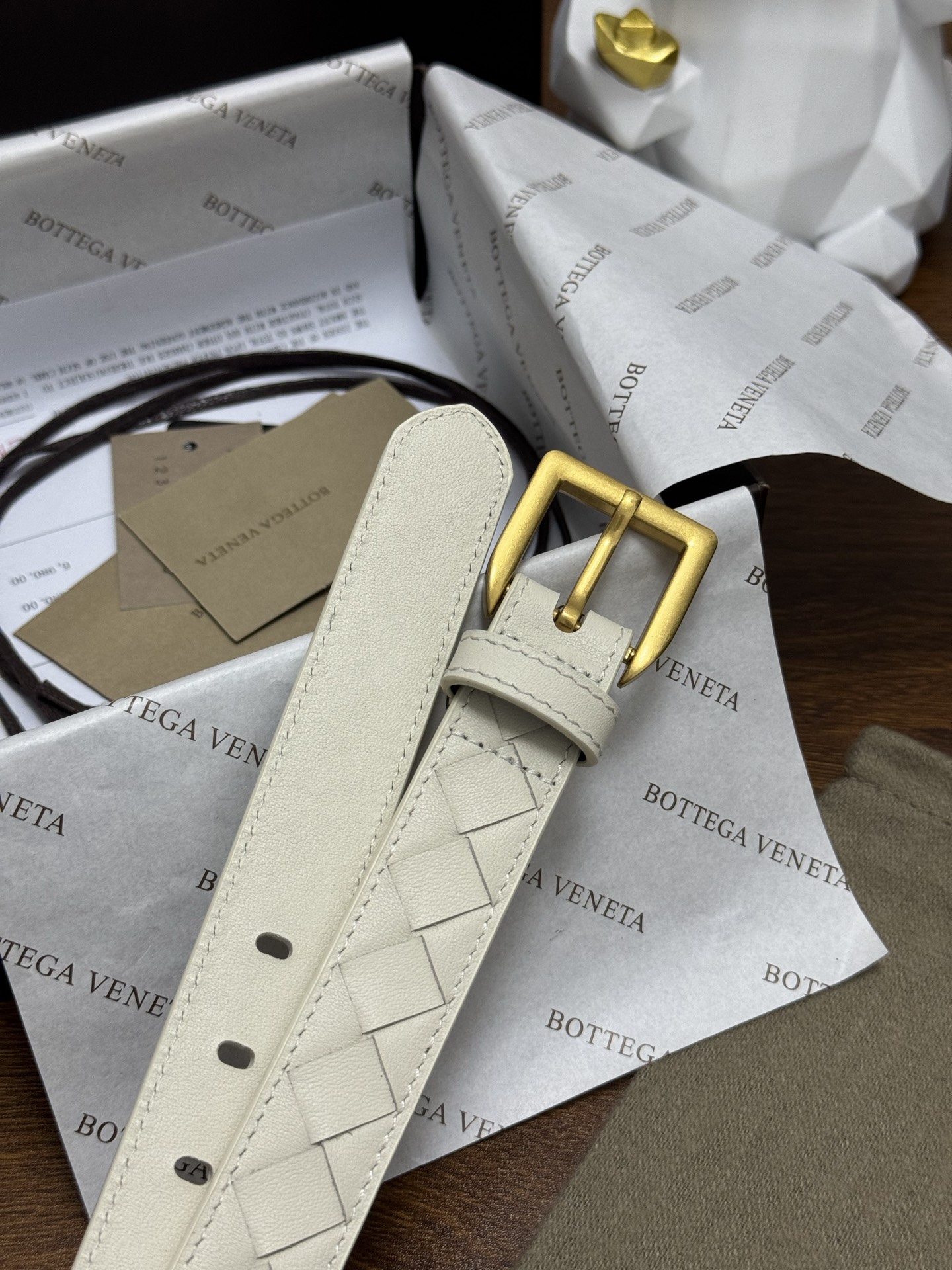BOTTEGA VENETA 2.5cm 奶白色 小牛皮皮革手工编织,手工编织新款牛皮经典之作。每个细节都体现 BOTTEGA VENETA 2.5cm 奶白色 小牛皮皮革手工编织,手工编织新款牛皮经典之作。每个细节都体现