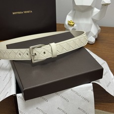BOTTEGA VENETA 2.5cm 奶白色 小牛皮皮革手工编织,手工编织新款牛皮经典之作。每个细节都体现 BOTTEGA VENETA 2.5cm 奶白色 小牛皮皮革手工编织,手工编织新款牛皮经典之作。每个细节都体现