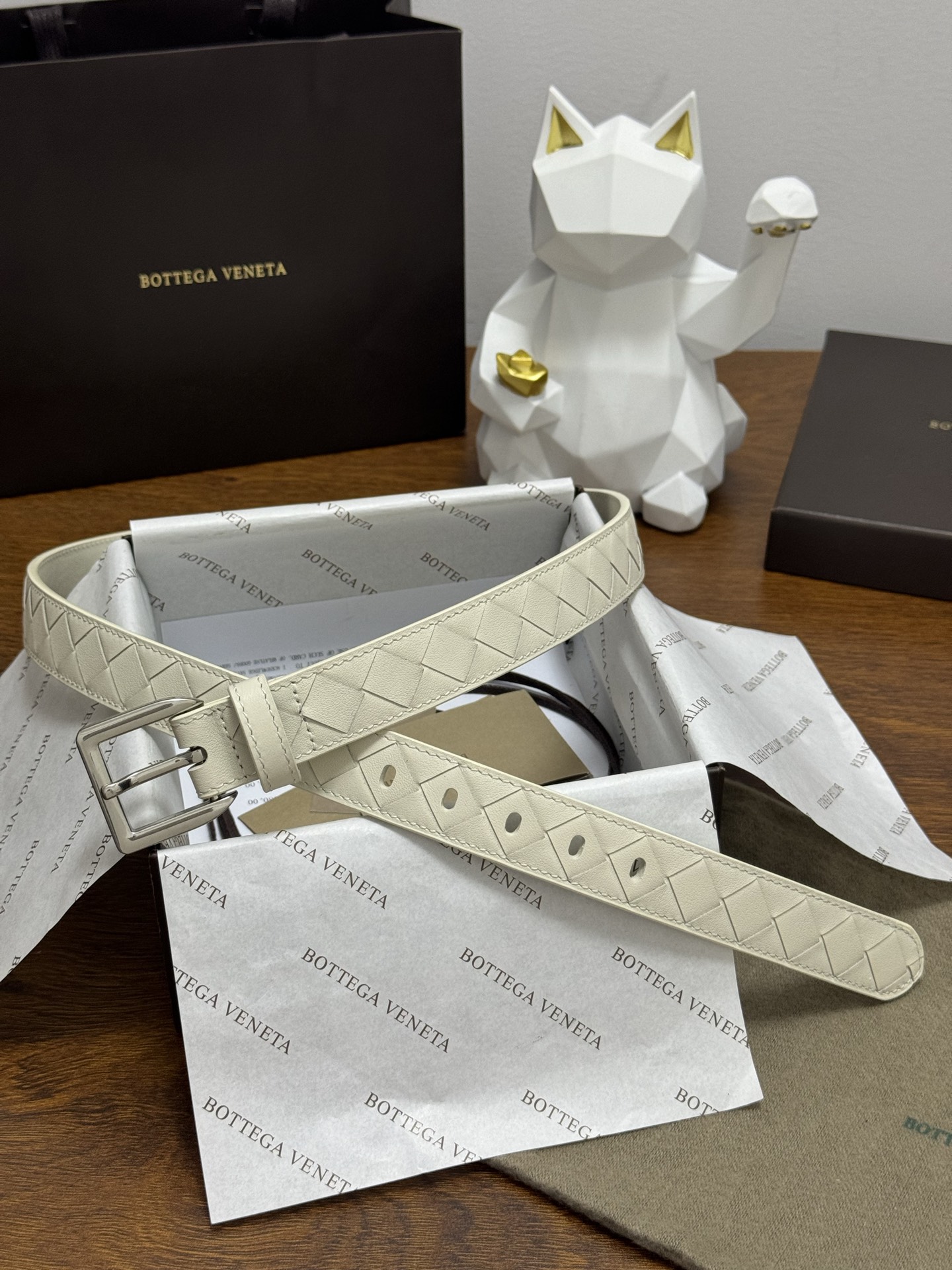 BOTTEGA VENETA 2.5cm 奶白色 小牛皮皮革手工编织,手工编织新款牛皮经典之作。每个细节都体现 BOTTEGA VENETA 2.5cm 奶白色 小牛皮皮革手工编织,手工编织新款牛皮经典之作。每个细节都体现