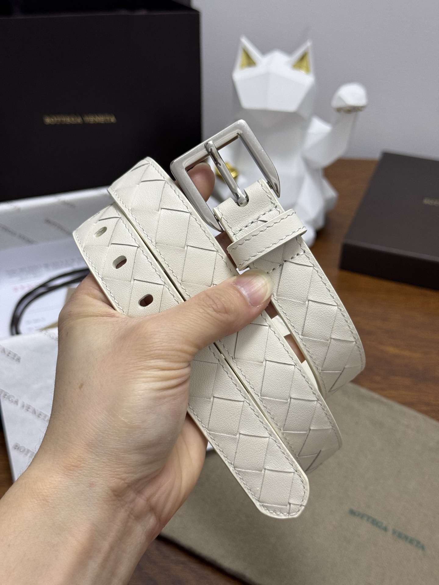 BOTTEGA VENETA 2.5cm 奶白色 小牛皮皮革手工编织,手工编织新款牛皮经典之作。每个细节都体现 BOTTEGA VENETA 2.5cm 奶白色 小牛皮皮革手工编织,手工编织新款牛皮经典之作。每个细节都体现
