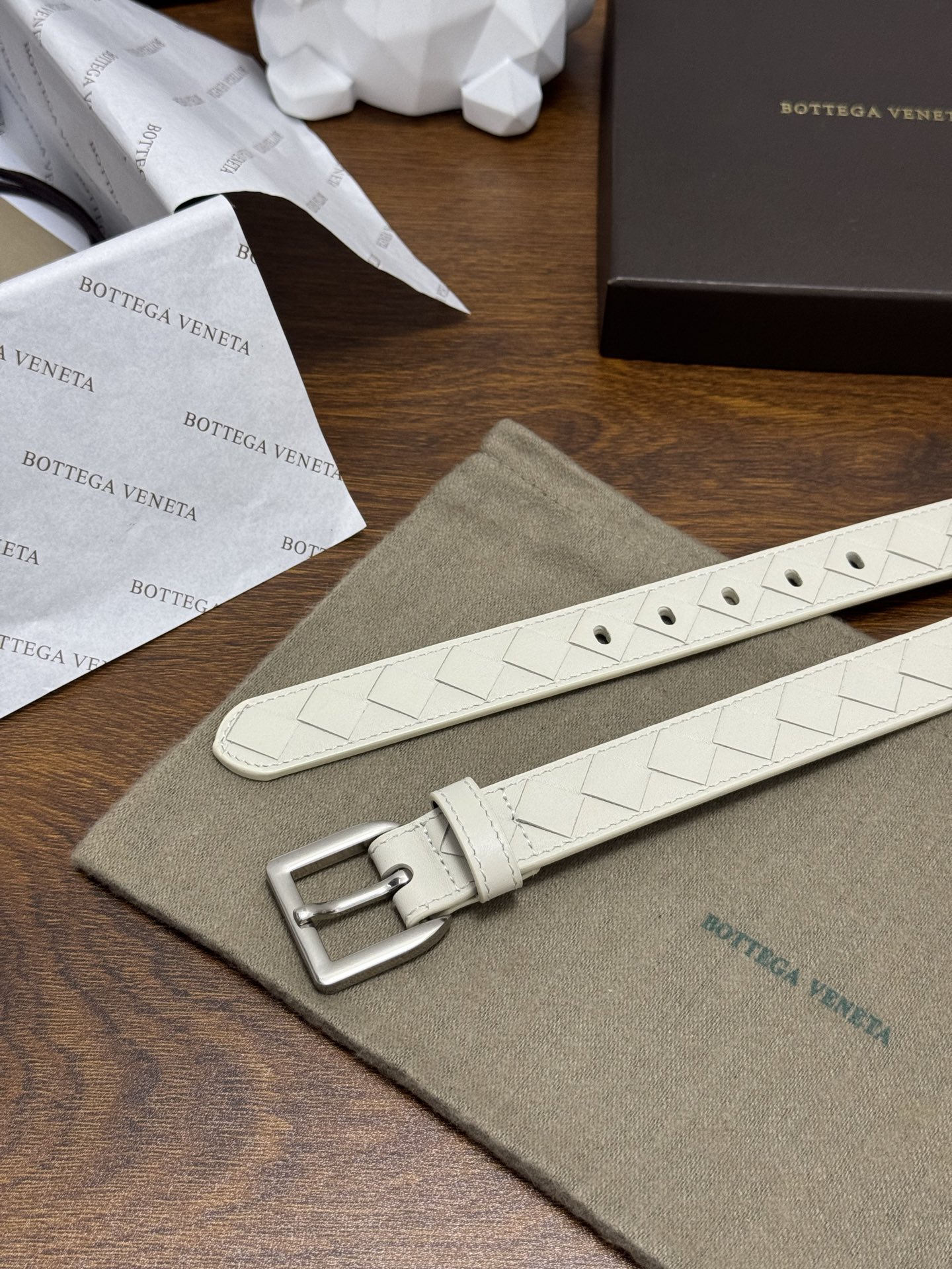 BOTTEGA VENETA 2.5cm 奶白色 小牛皮皮革手工编织,手工编织新款牛皮经典之作。每个细节都体现 BOTTEGA VENETA 2.5cm 奶白色 小牛皮皮革手工编织,手工编织新款牛皮经典之作。每个细节都体现