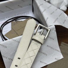 BOTTEGA VENETA 2.5cm 奶白色 小牛皮皮革手工编织,手工编织新款牛皮经典之作。每个细节都体现 BOTTEGA VENETA 2.5cm 奶白色 小牛皮皮革手工编织,手工编织新款牛皮经典之作。每个细节都体现