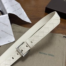 BOTTEGA VENETA 2.5cm 奶白色 小牛皮皮革手工编织,手工编织新款牛皮经典之作。每个细节都体现 BOTTEGA VENETA 2.5cm 奶白色 小牛皮皮革手工编织,手工编织新款牛皮经典之作。每个细节都体现