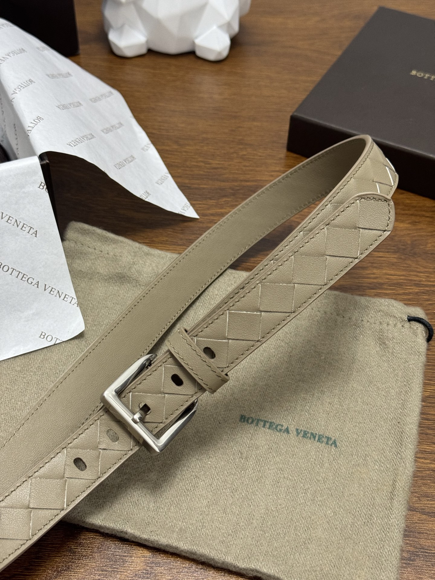 BOTTEGA VENETA   2.5cm    燕麦色 小牛皮皮革手工编织，手工编织新款牛皮经典之作。每个细节都体现