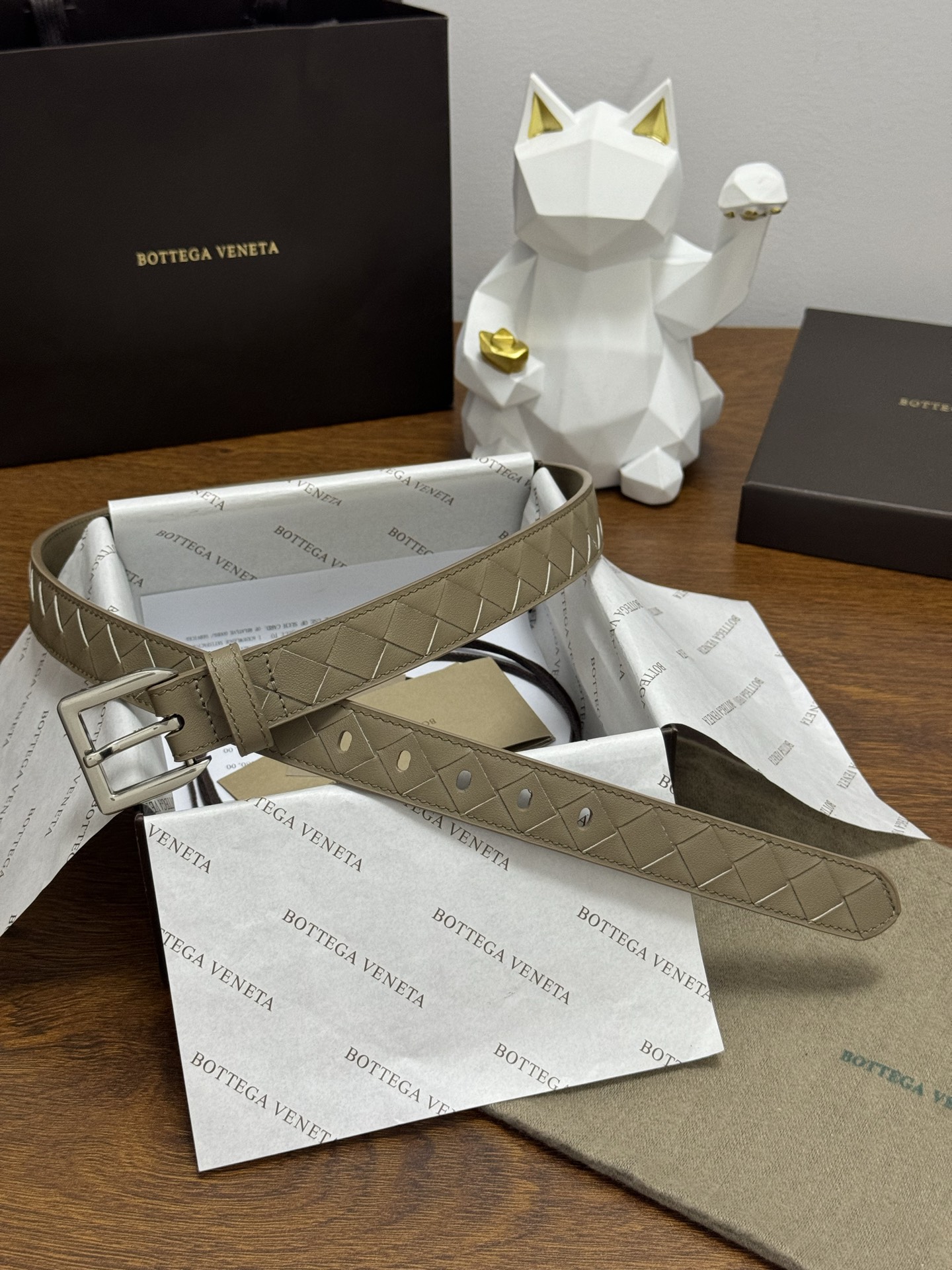 BOTTEGA VENETA   2.5cm    燕麦色 小牛皮皮革手工编织，手工编织新款牛皮经典之作。每个细节都体现