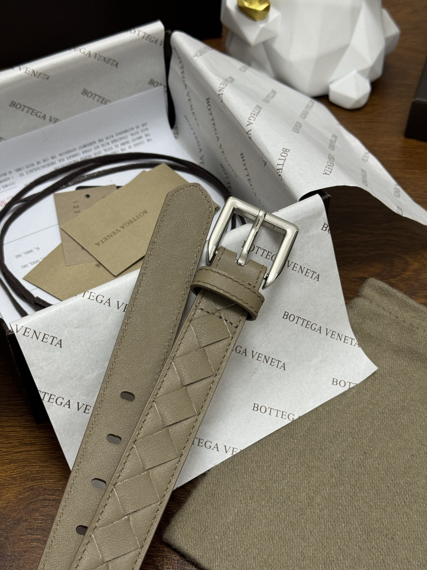 BOTTEGA VENETA   2.5cm    燕麦色 小牛皮皮革手工编织，手工编织新款牛皮经典之作。每个细节都体现