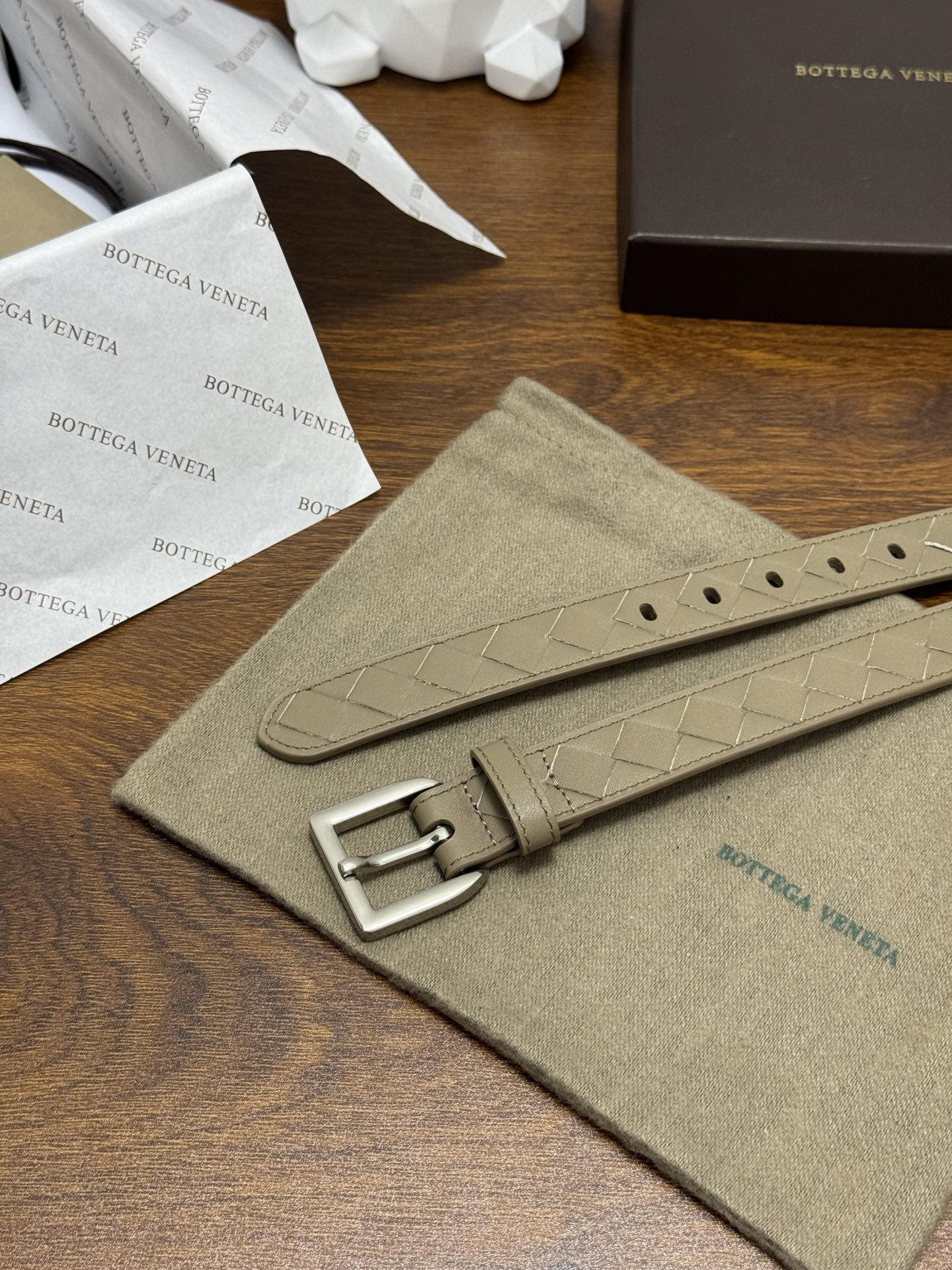 BOTTEGA VENETA   2.5cm    燕麦色 小牛皮皮革手工编织，手工编织新款牛皮经典之作。每个细节都体现