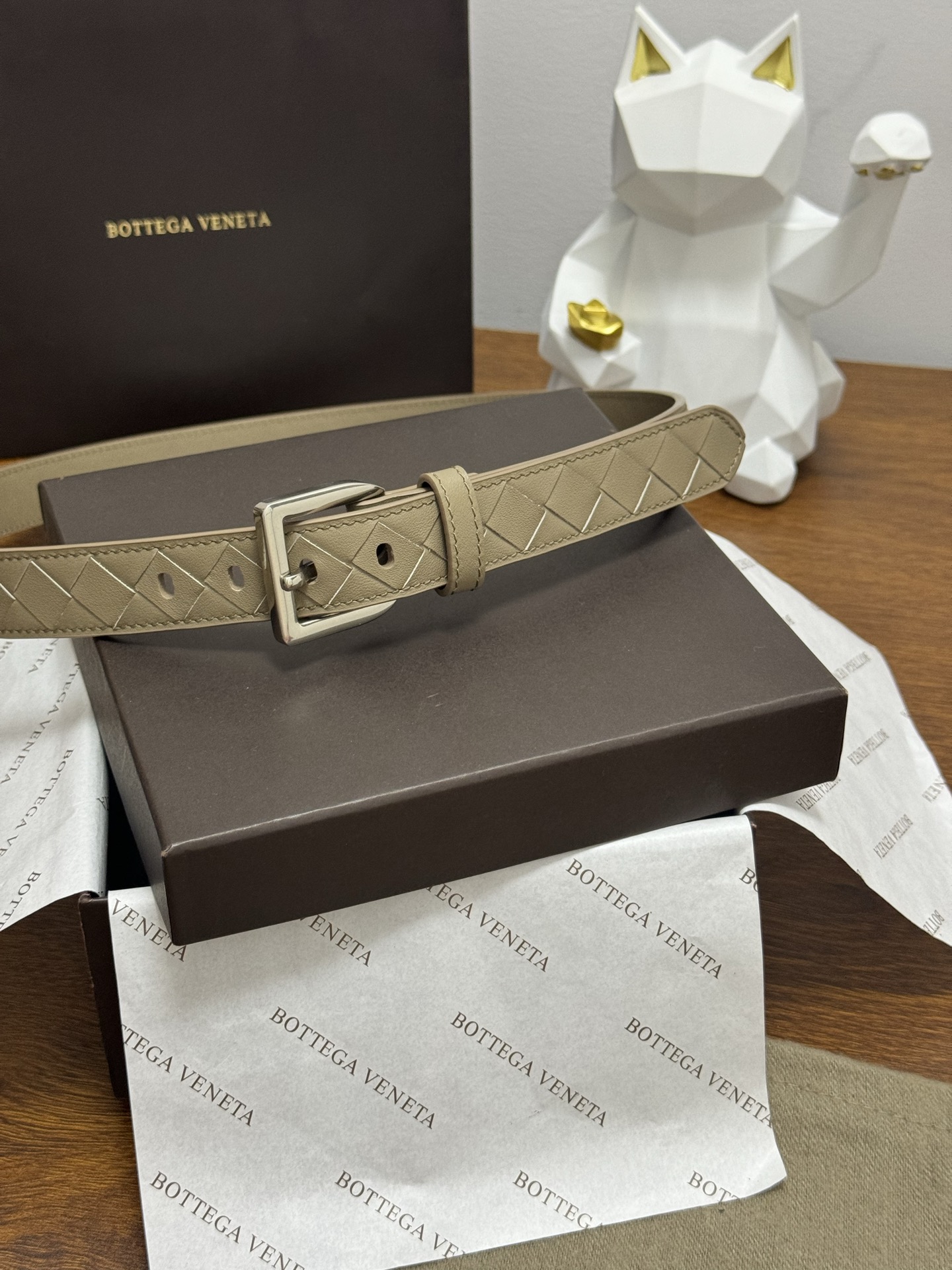 BOTTEGA VENETA   2.5cm    燕麦色 小牛皮皮革手工编织，手工编织新款牛皮经典之作。每个细节都体现