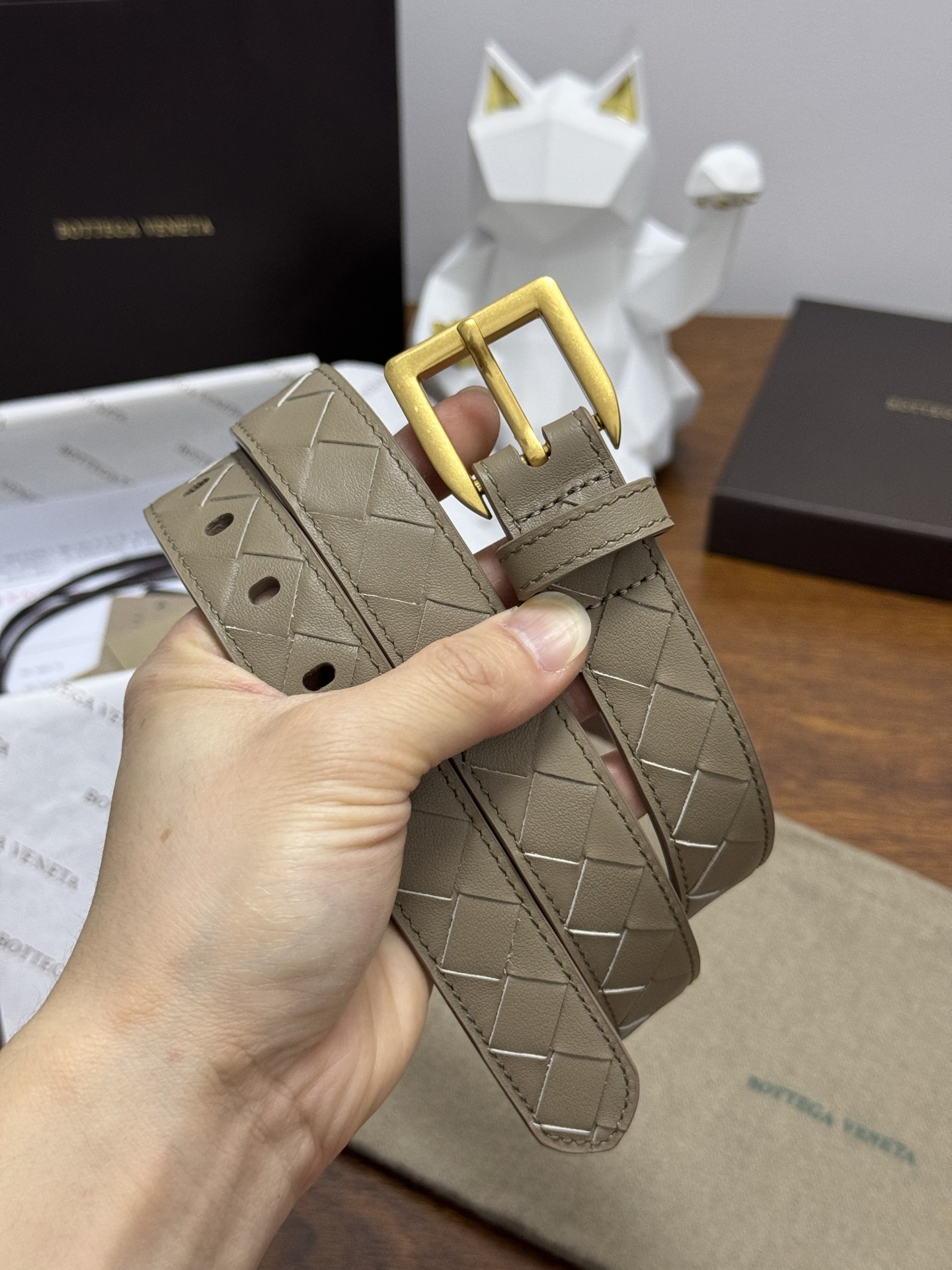 BOTTEGA VENETA 2.5cm 燕麦色 小牛皮皮革手工编织,手工编织新款牛皮经典之作。每个细节都体现 BOTTEGA VENETA 2.5cm 燕麦色 小牛皮皮革手工编织,手工编织新款牛皮经典之作。每个细节都体现